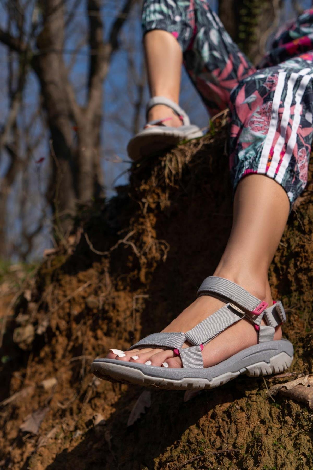Step Gri Cırtlı Düz Taban Kadın Sandalet