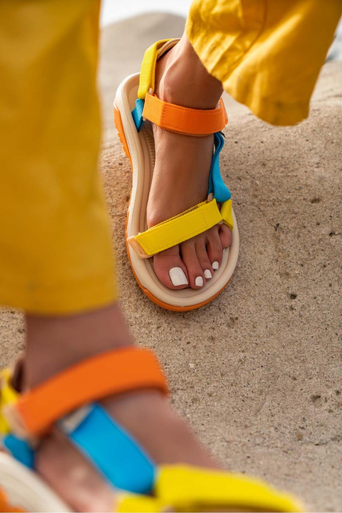 Step Sarı Turuncu Mavi Cırtlı Düz Taban Kadın Sandalet