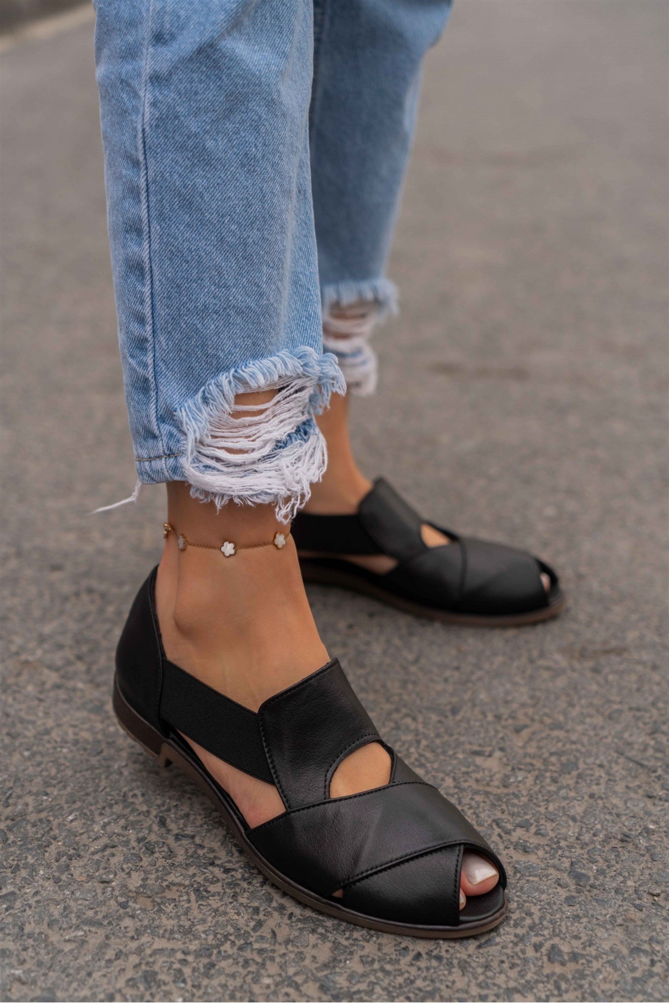 Torso Siyah Mat Hakiki Deri Lastikli Düz Taban Kadın Sandalet