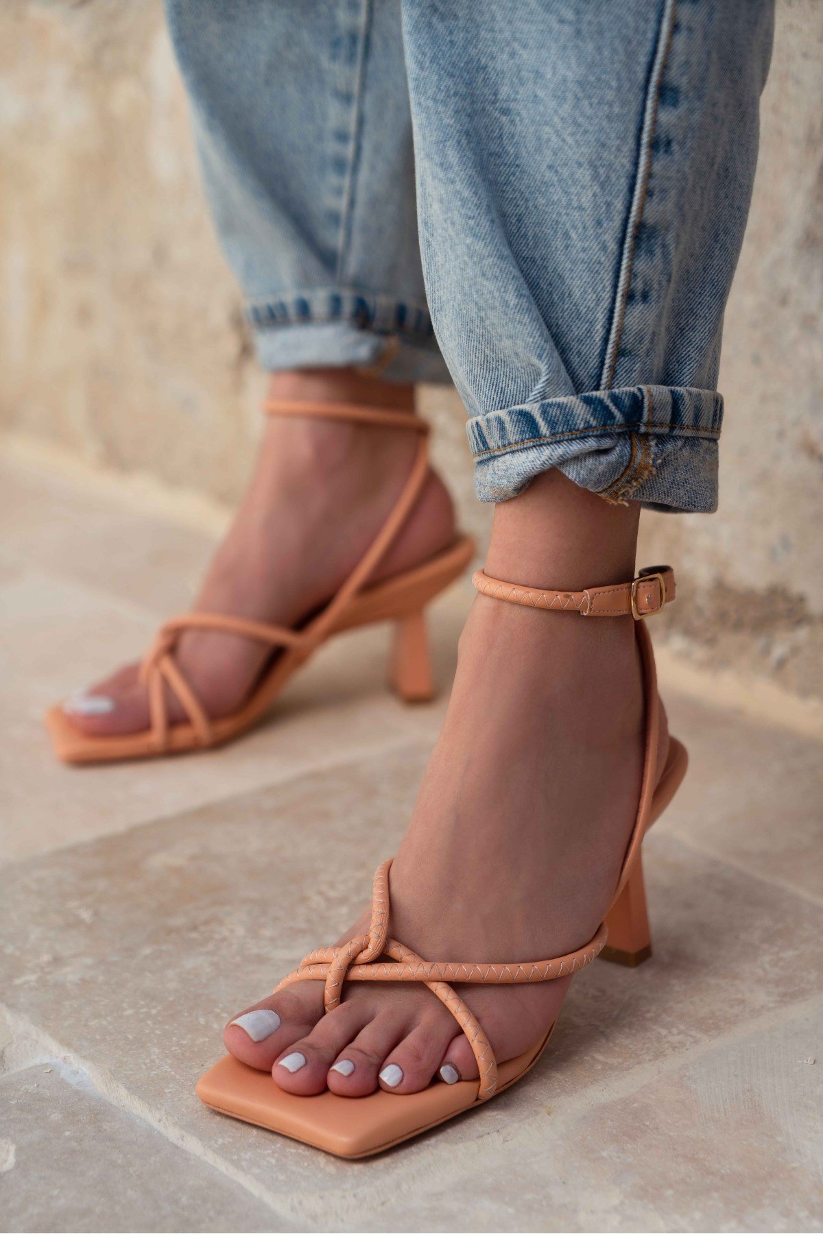 Vera Yavruağzı Mat Bilek Bağlı Parmak Arası Kadın Topuklu Sandalet