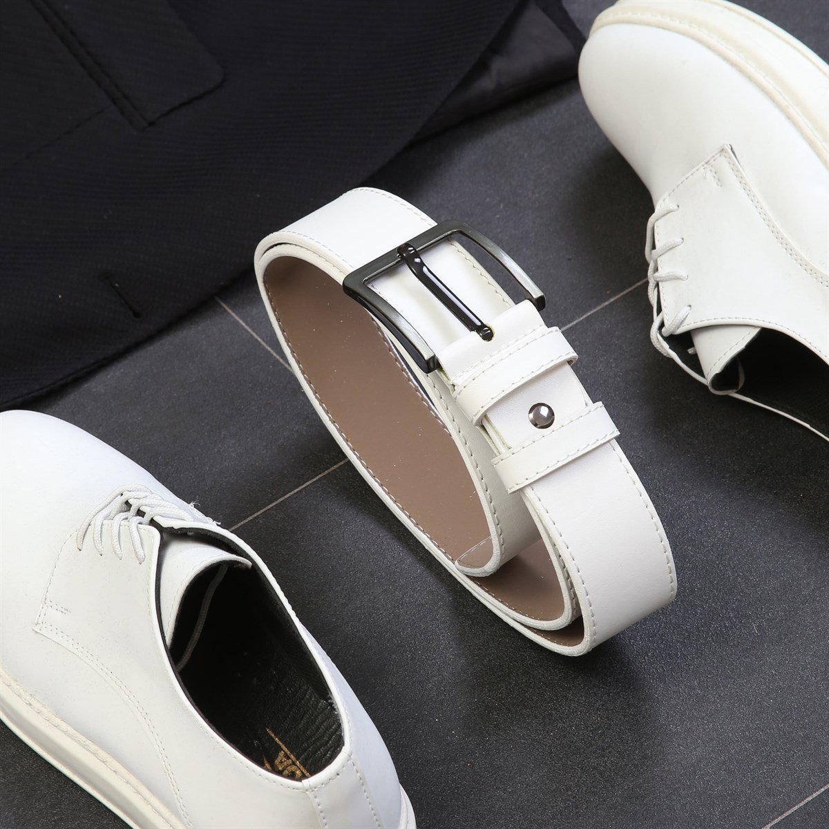 Beyaz Gömlek Pantolon Kemer Ayakkabı Kombini