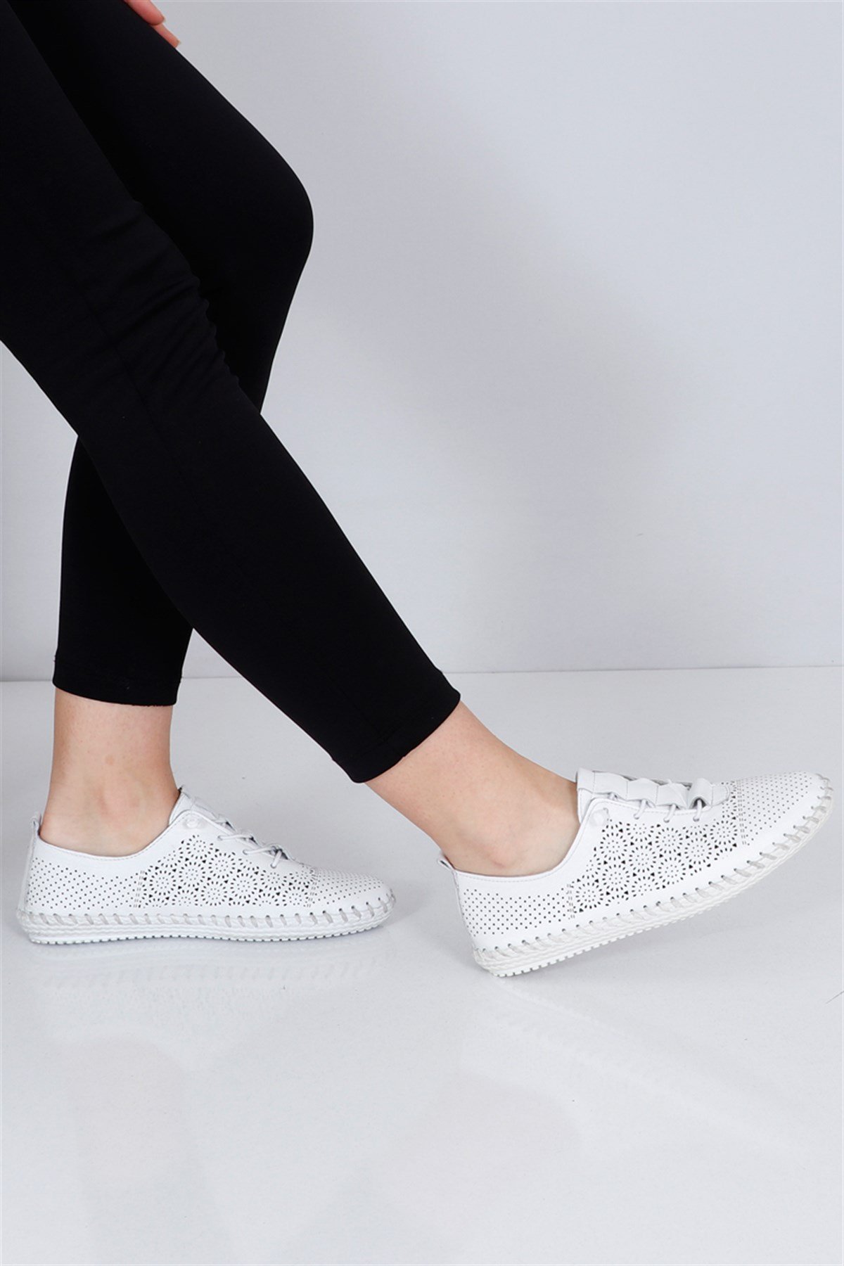 Beyaz Deri Düz Taban Bağlı Kadın Babet Ayakkabı 102 Fiyatı ve Modelleri