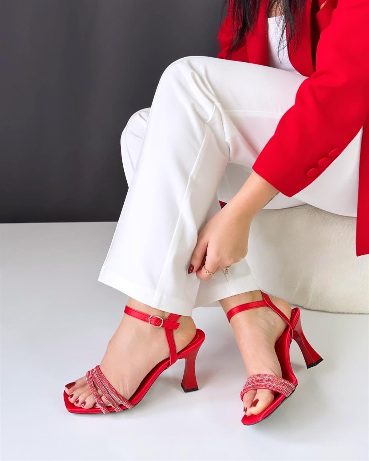 Joli Taşlı Çapraz Bant Topuklu Ayakkabı - Kırmızı Saten