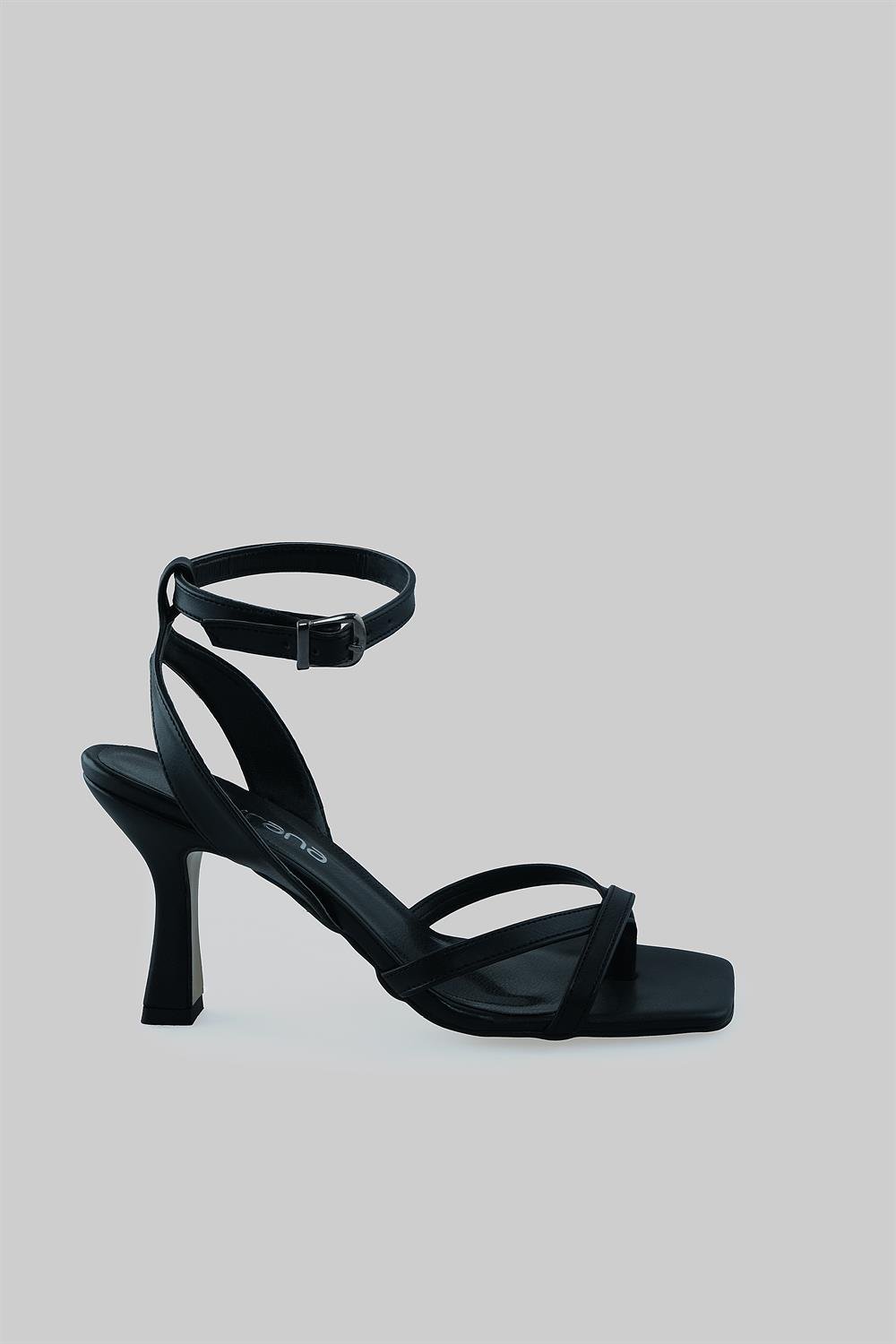 Önü Açık Çapraz Bantlı Parmak Arası Detaylı Topuklu Ayakkabı Nichola Model  | SOVRANA