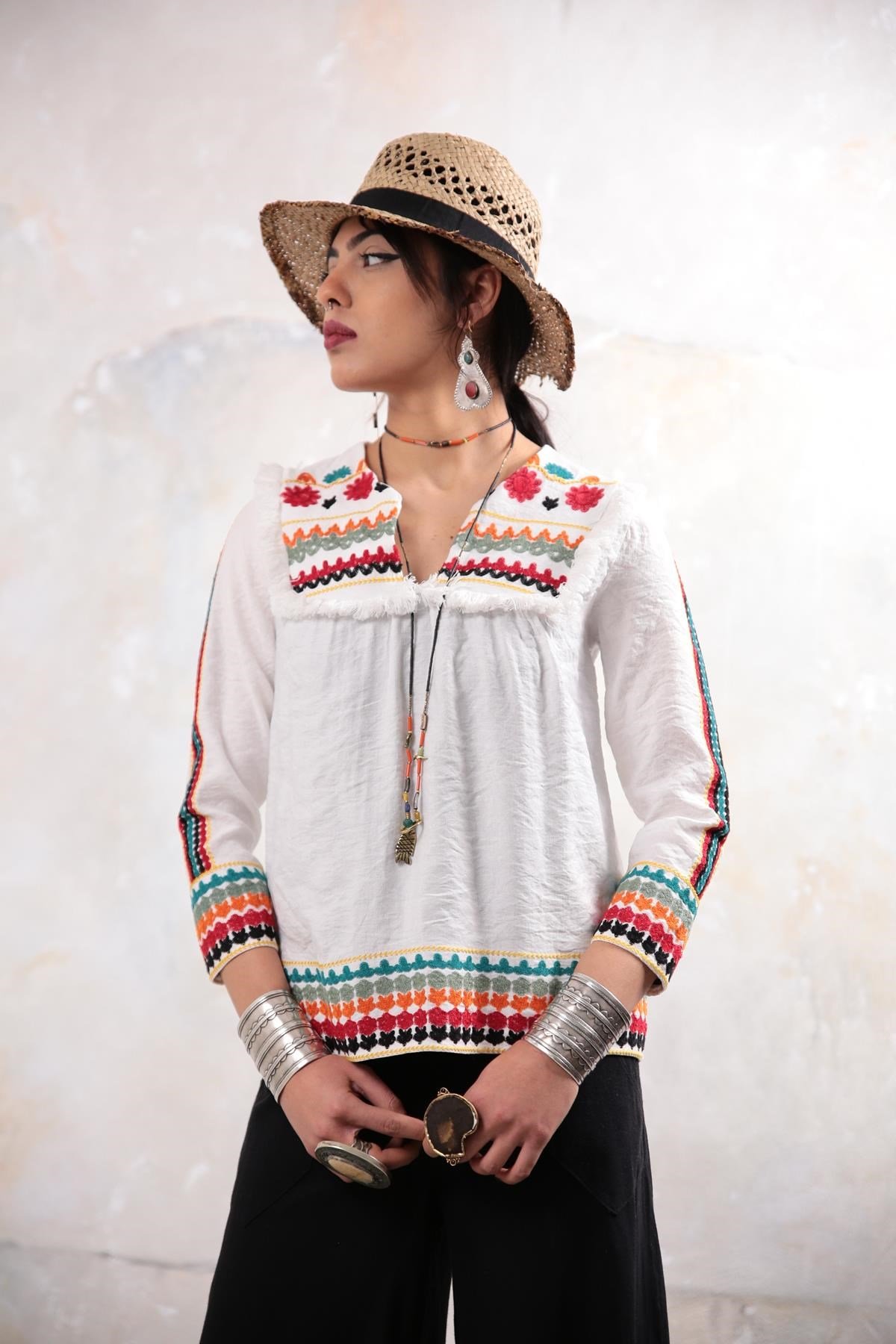 Beyaz Kolları Ve Yakası İşlemeli Püsküllü Bluz - Şaman Butik - Bohem Giyim  ve Aksesuar | Kadın & Erkek