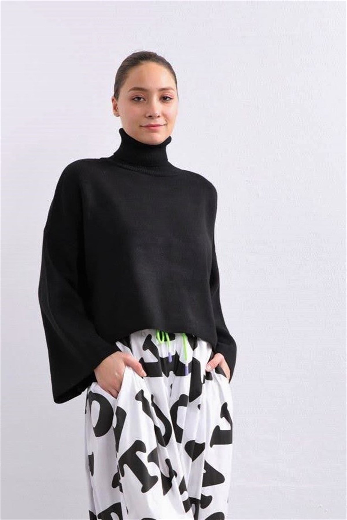 Black turtleneck loose sale