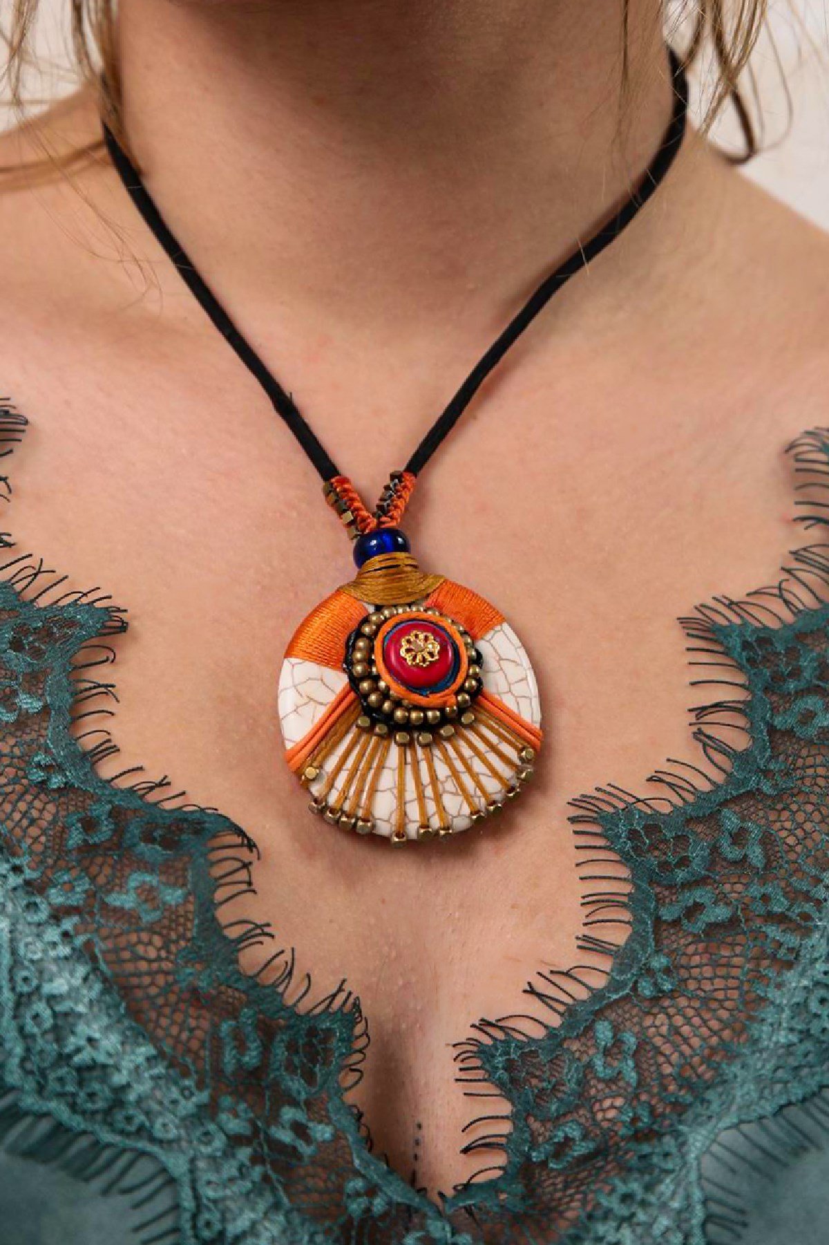 Seramik Taş Üzeri Turuncu Mum İp Sarılı Bronz Parçalı Deri Tasarım Kolye -  Şaman Butik - Bohem Giyim ve Aksesuar | Kadın & Erkek