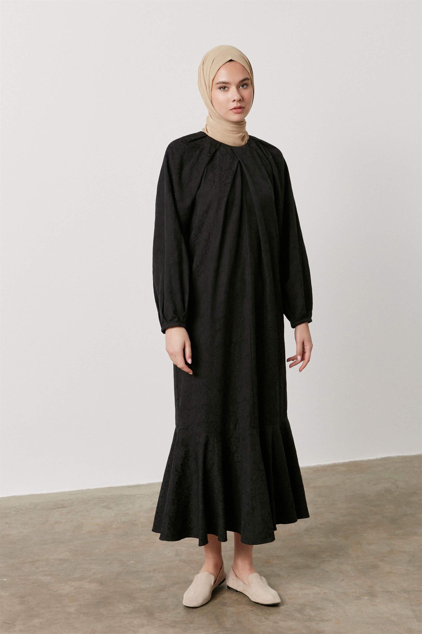 Pilikaşe Detaylı Eteği Fırfırlı Elbise - Siyah