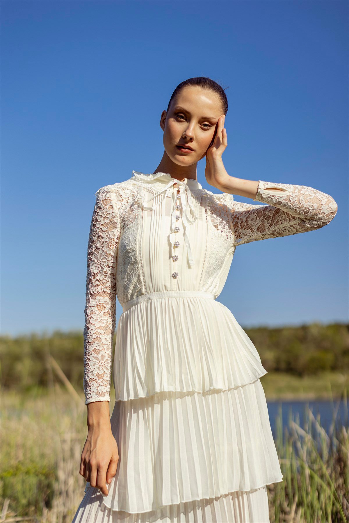 Beyaz Kristal Kemerli Pileli Tasarım Elbise - Deep Atelier