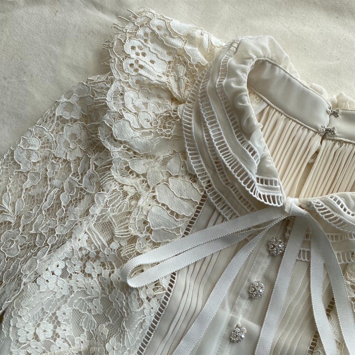 Beyaz Kristal Kemerli Pileli Tasarım Elbise - Deep Atelier