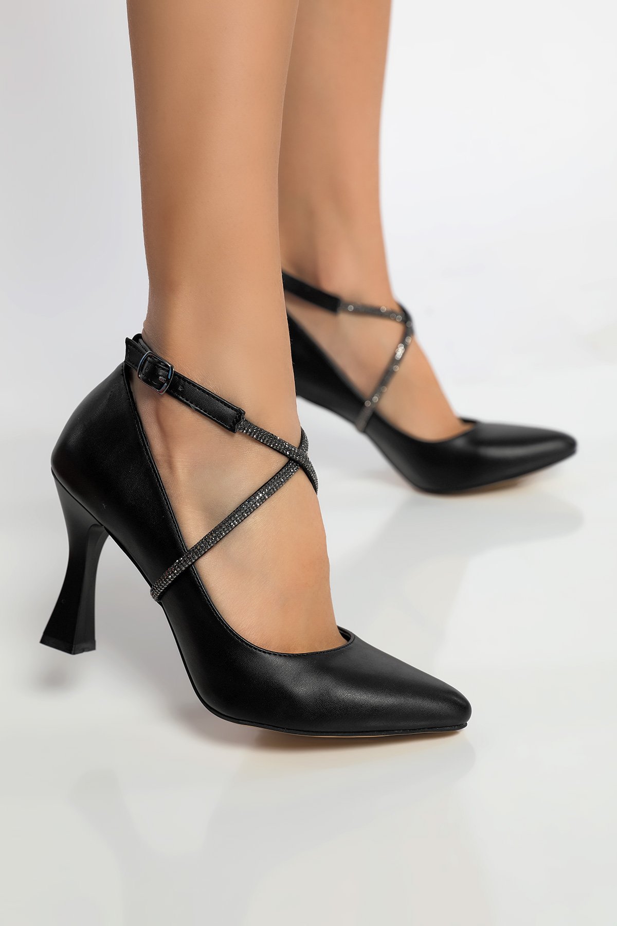Siyah Kadın Çapraz Bağlı Topuklu Ayakkabı