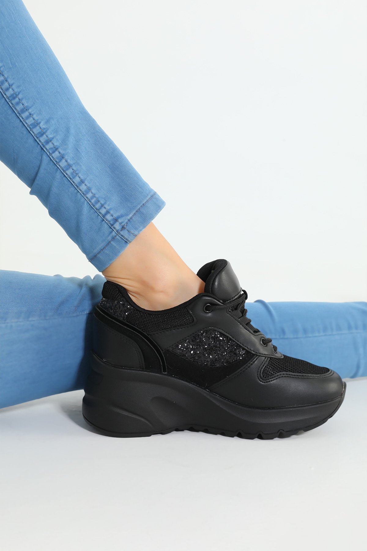 Siyah Kadın Gizli Topuklu Bağcıklı Spor Ayakkabı