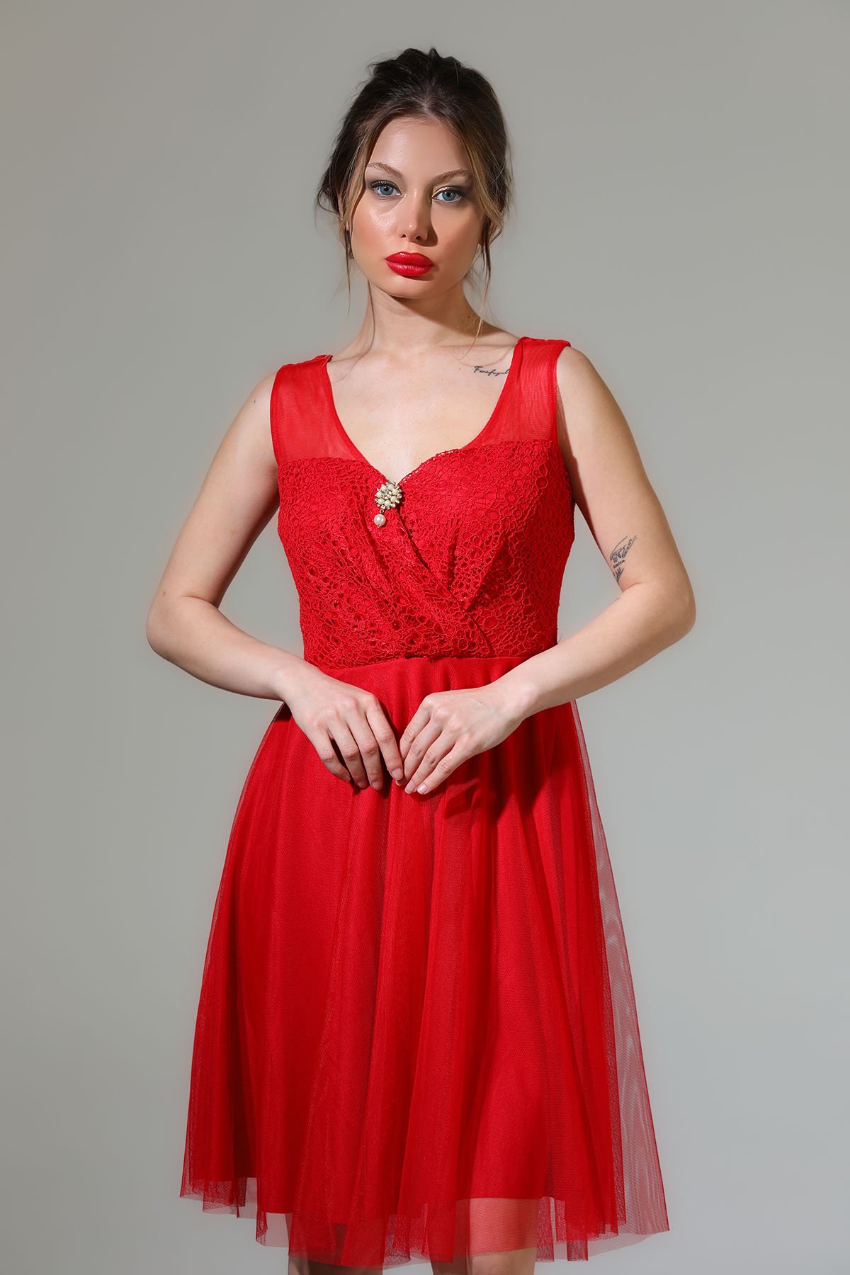 Kırmızı Kadın Kruvaze Yaka Ön Güpürlü Astarlı Tül Mini Abiye Elbise 481370  - tozlu.com