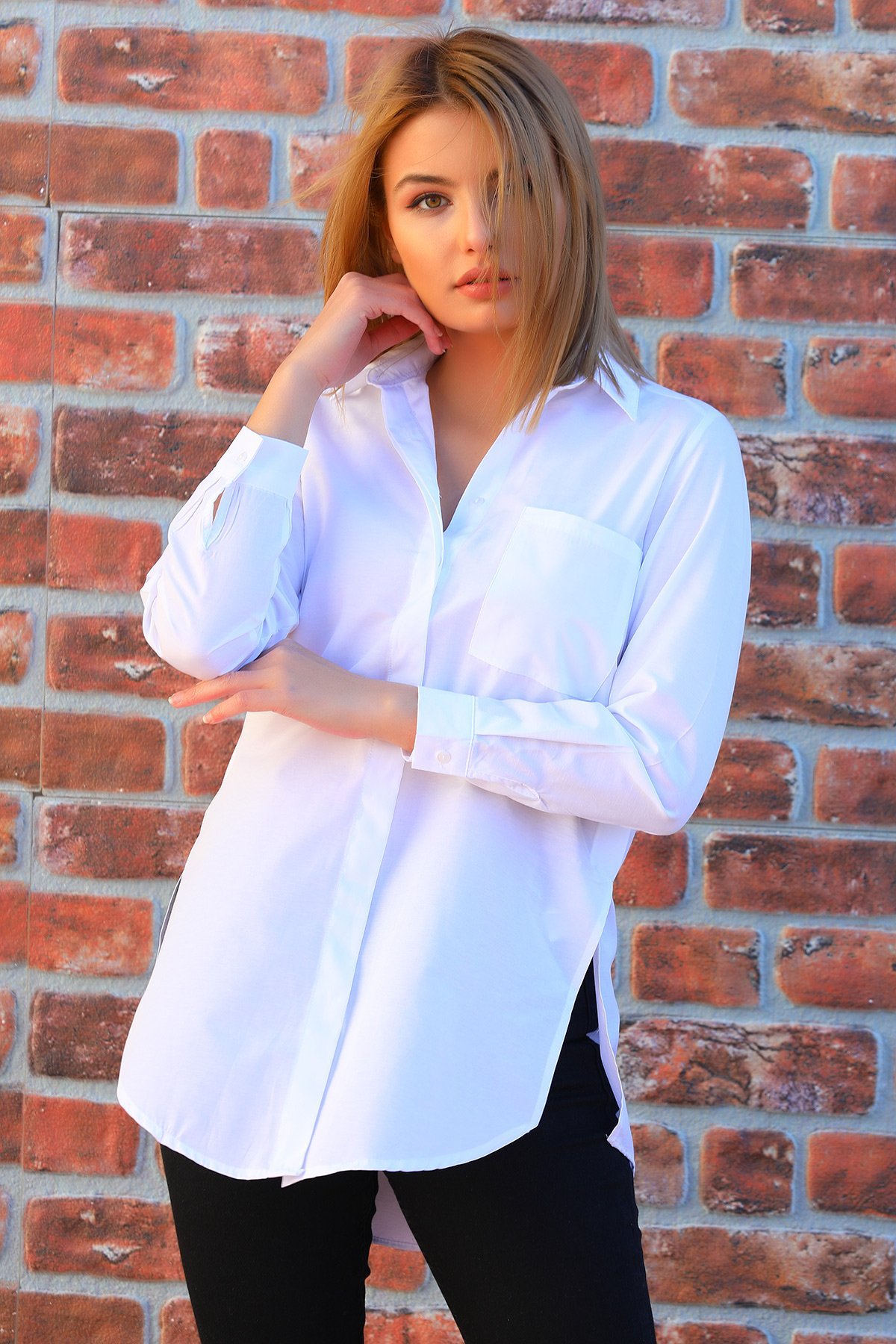 Beyaz Tek Cepli Yan Yırtmaçlı Oversize Kadın Gömlek 433777- tozlu.com