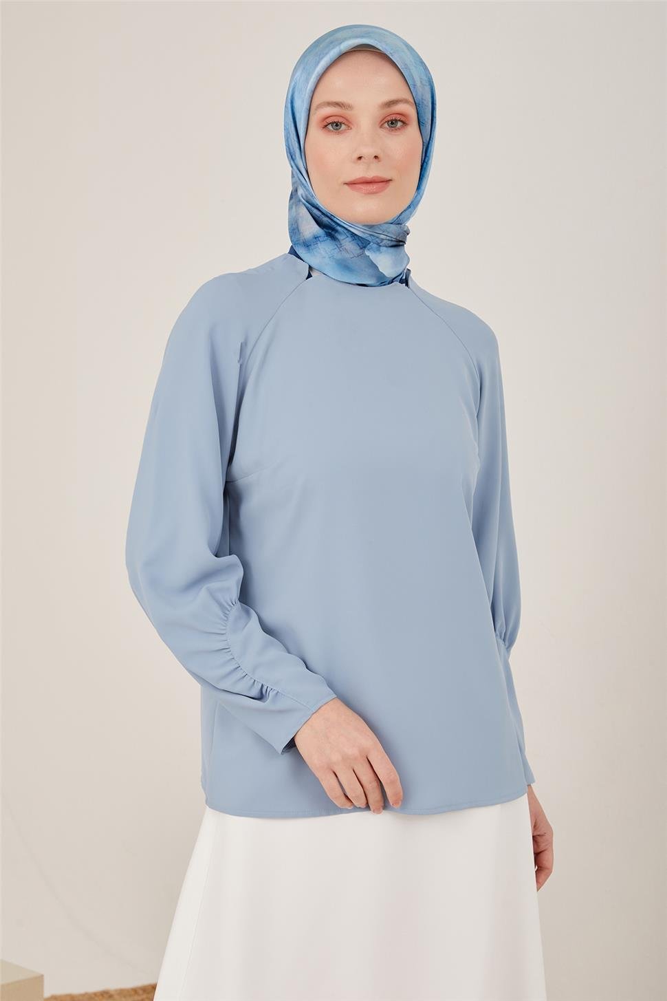 Armine Kolu Büzgü Detaylı Bluz 23Y3230 Gri Mavi - ARMİNE | Hayatınıza Artı  Değer Katar!