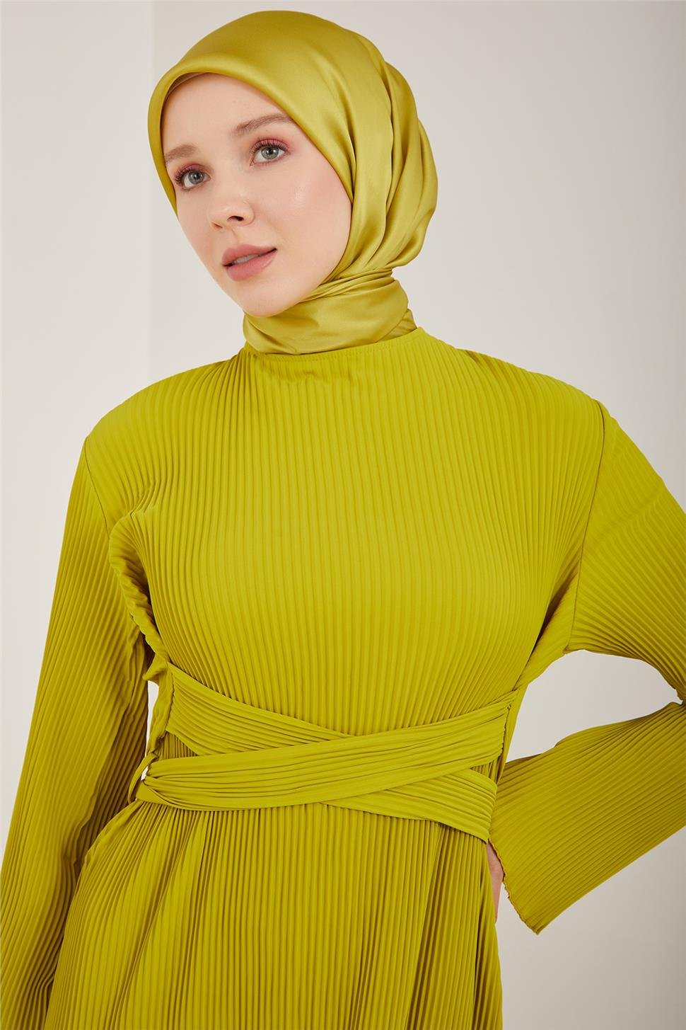 Armine Beli Çapraz Kemerli Piliseli Elbise 23Y9663 Fıstık | Armine