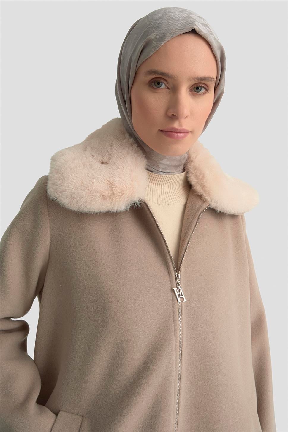 Armine Kürk Yakalı Kaban 25KD1707 Bej | Armine