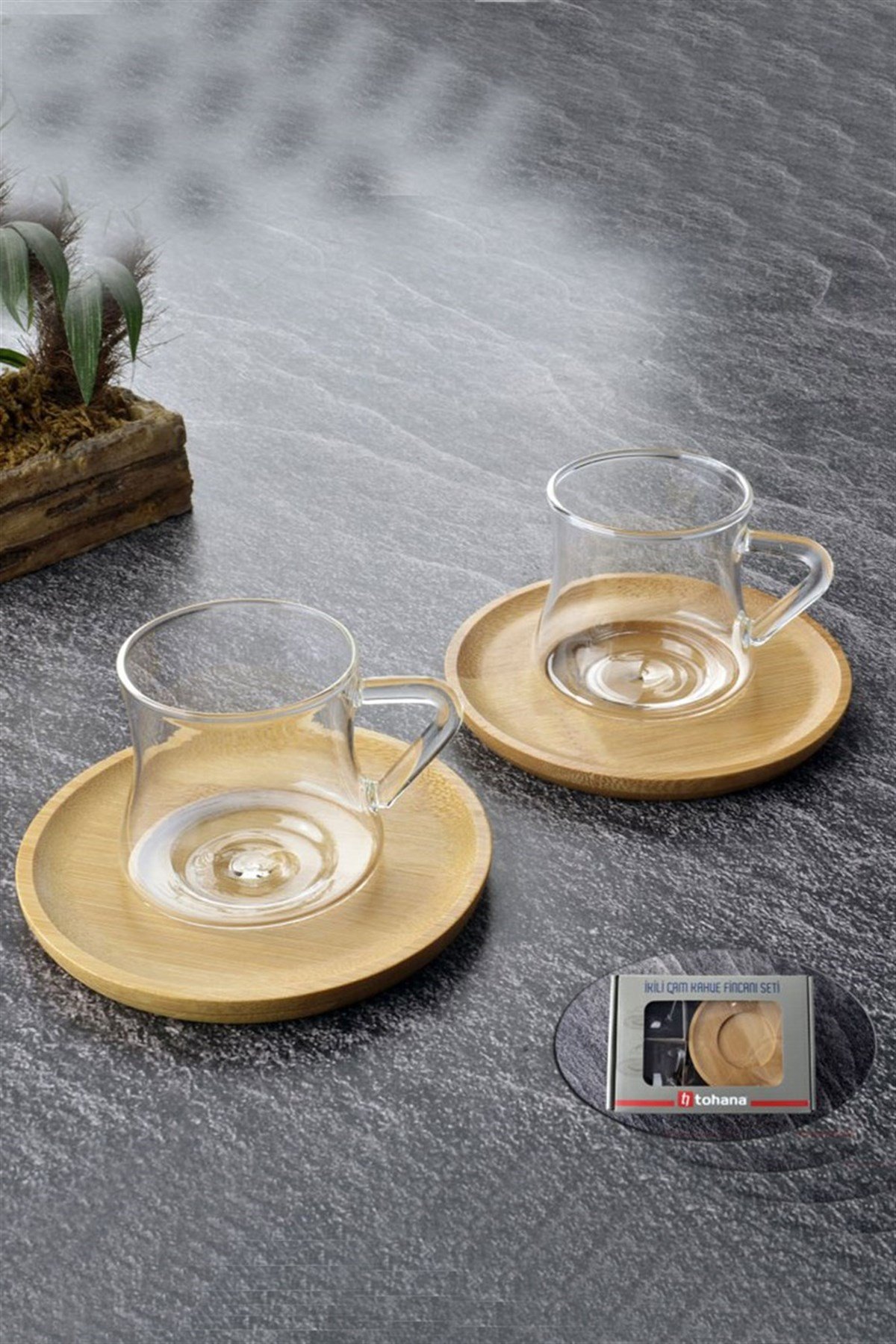 Kişiye özel bambu tabaklı cam 2'li kahve fincan takımı, şıklığı ve  özgünlüğü bir arada sunuyor. Özel tasarımıyla dikkat çeken bu fincan  takımı, cilgintrend.com'da sizleri bekliyor. Şimdi hemen inceleyin!