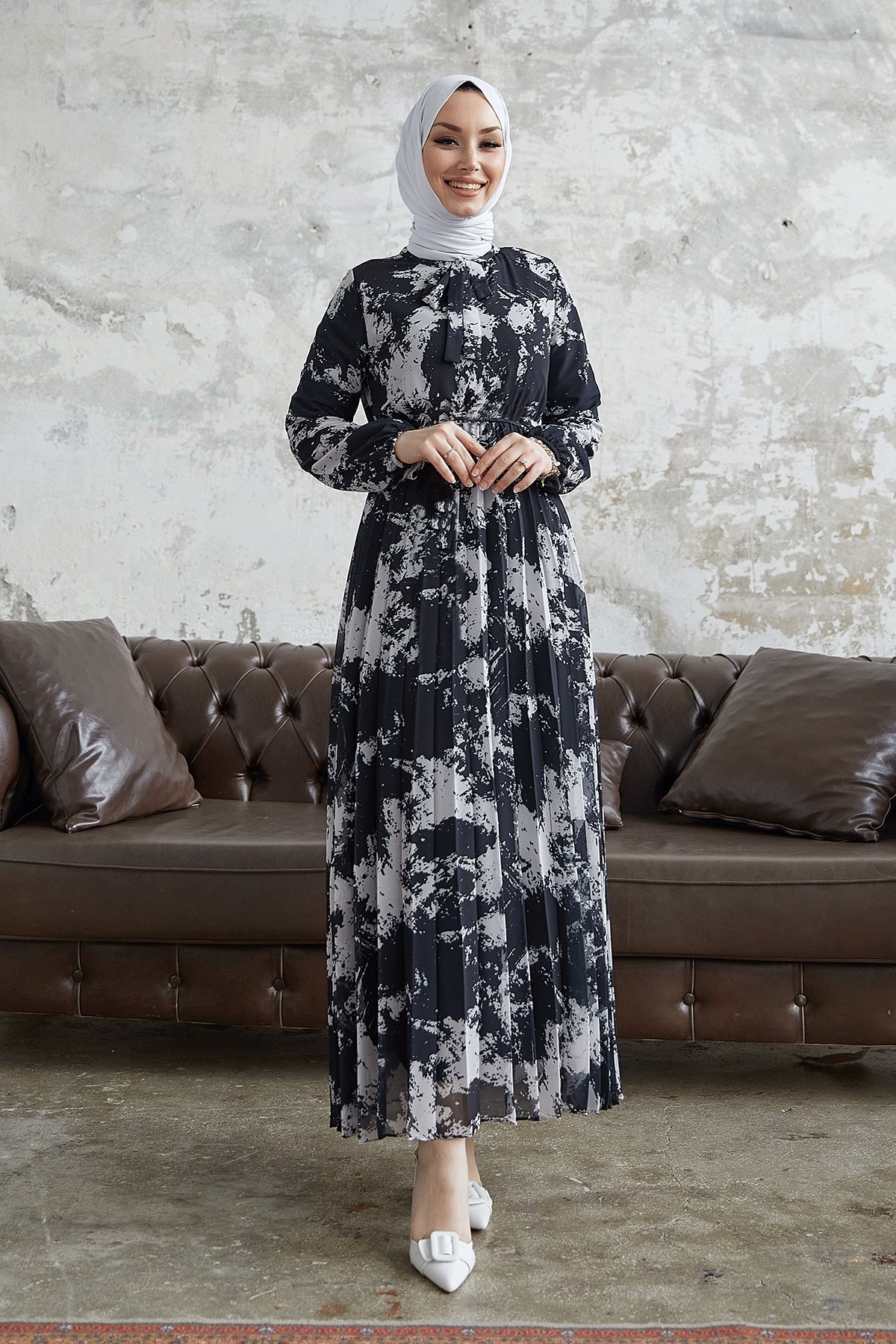 Diva Yakası Kuşaklı Piliseli Siyah Şifon Elbise