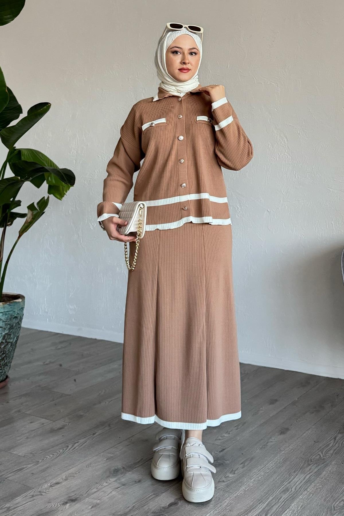 Etek Ucu Şeritli Hırkalı Camel Triko Takım