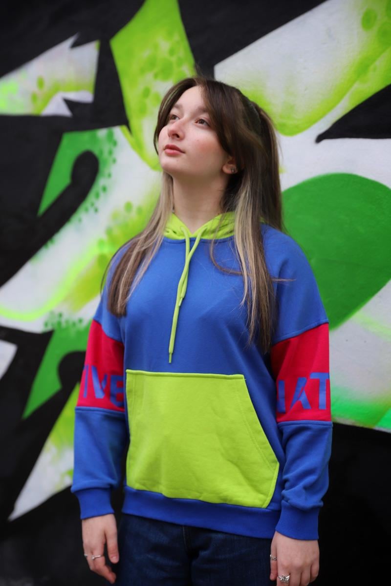 Ugly Duck Kids Boutique te mavi renkli kapu onlu sweatler k z cocuklar icin idealdir. 09 15 ya aras k z cocuklar icin uygun mavi sweat modelleri burada
