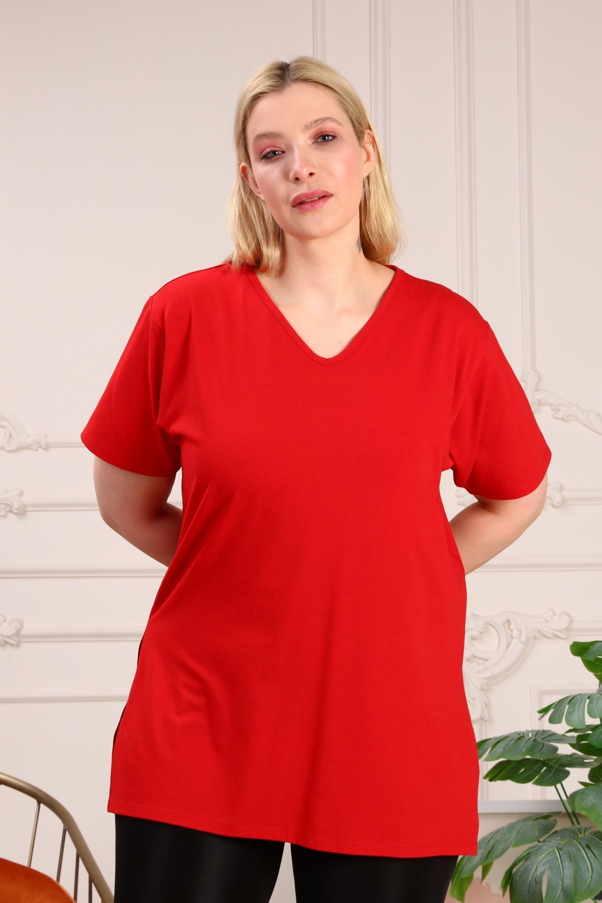 Büyük Beden V Yaka Yanları Yırtmaçlı Pamuklu Kırmızı Kadın Basıc Tişört