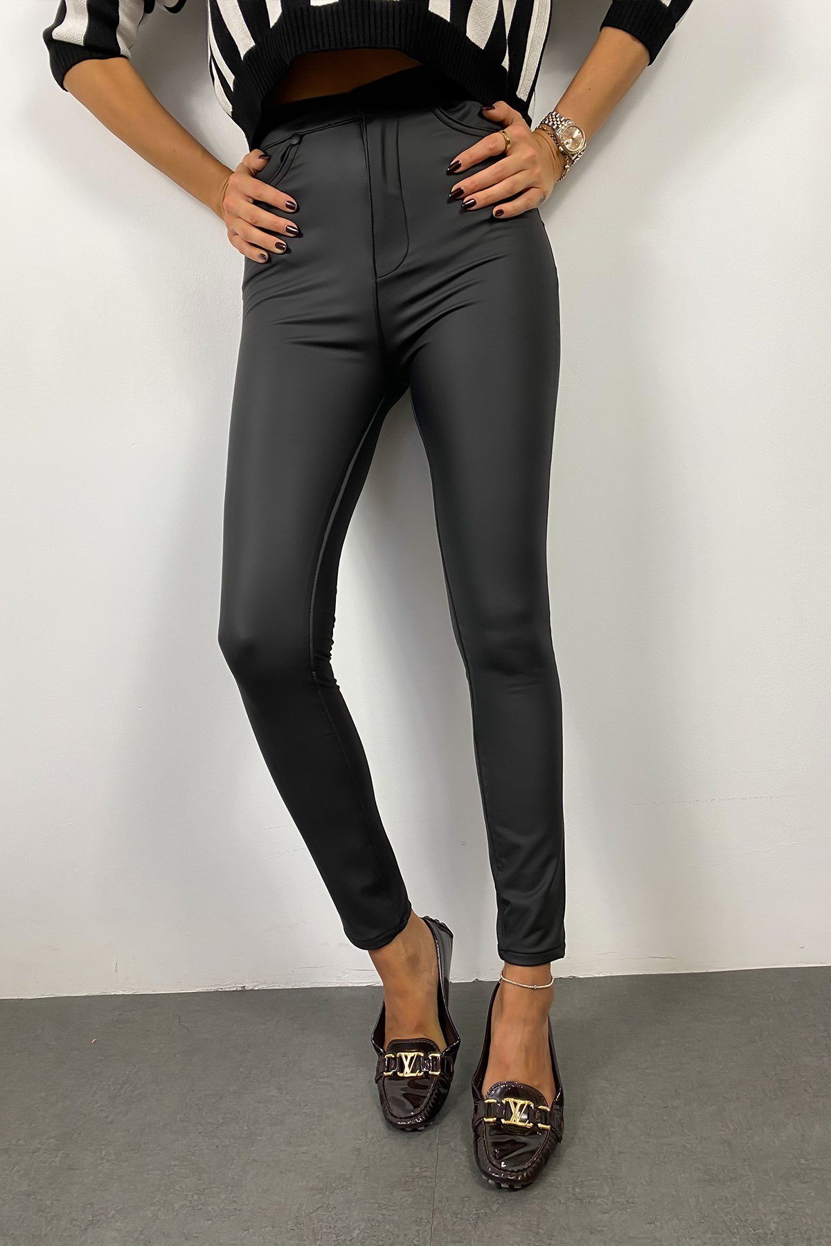 Siyah Deri Görünümlü Likralı Cep Detay Skinny Pantolon - Butik Gardrop