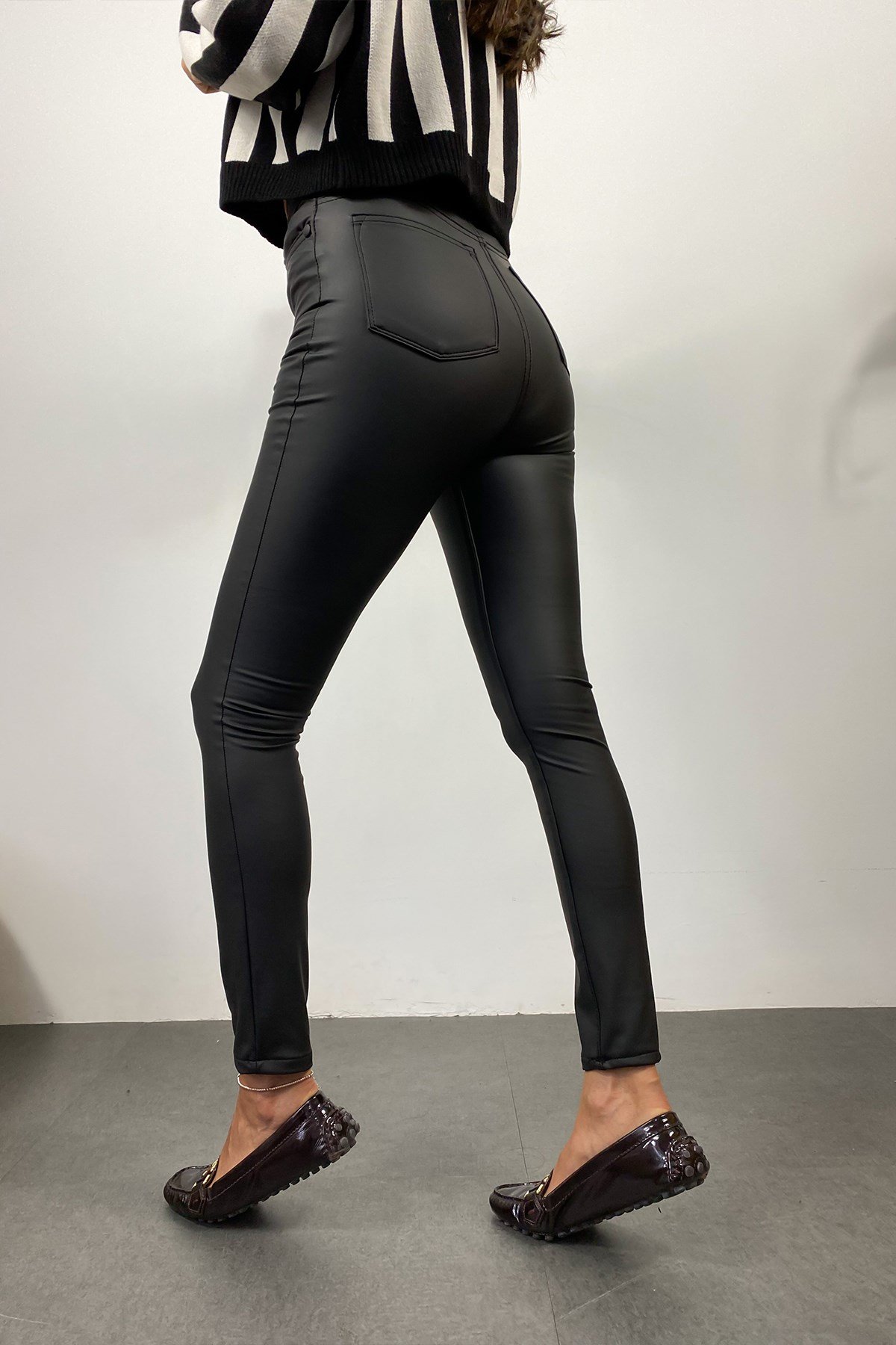 Siyah Deri Görünümlü Likralı Cep Detay Skinny Pantolon - Butik Gardrop