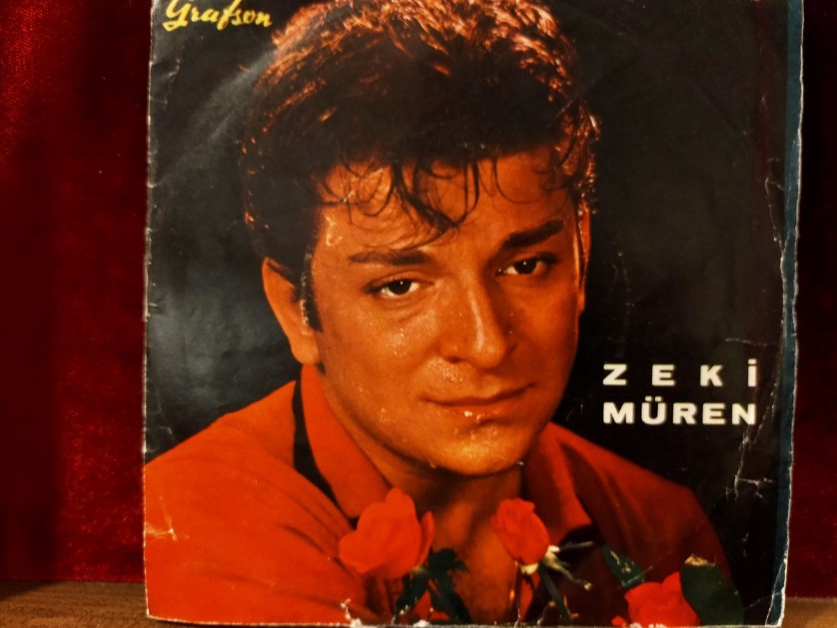 Zeki Müren ‎– Kimi Dertten İçermiş, Kimi Neşeden  Karakaş Gözlerin Elmas