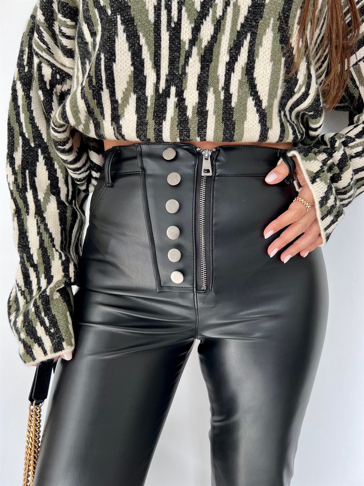 Kadın Yüksek Bel Fermuar Düğme Detaylı Şardonlu Zara Kumaş Deri Pantolon  Siyah