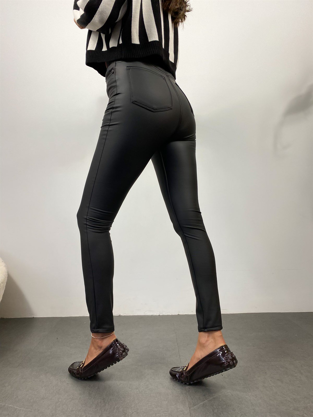 Siyah Likralı Cep Detay Skinny Deri Görünümlü Pantolon - Bolesa Suadiye