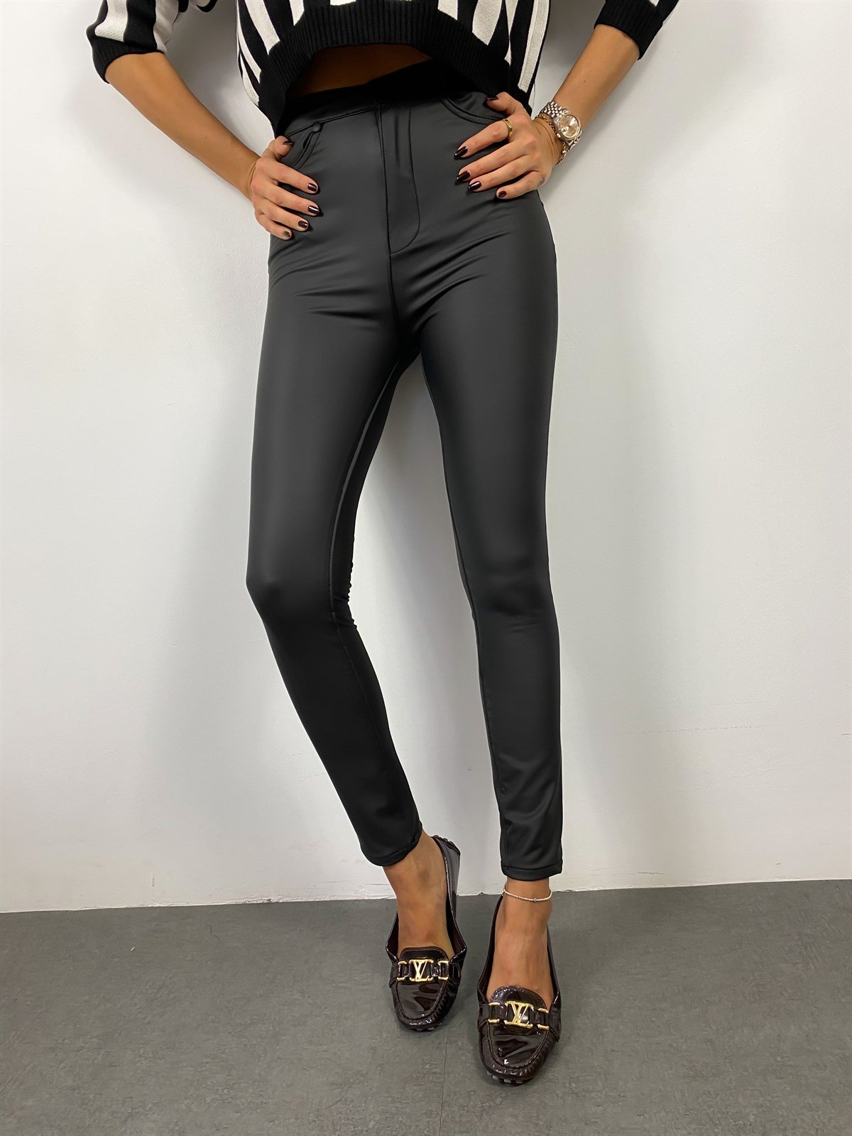Siyah Likralı Cep Detay Skinny Deri Görünümlü Pantolon - Bolesa Suadiye
