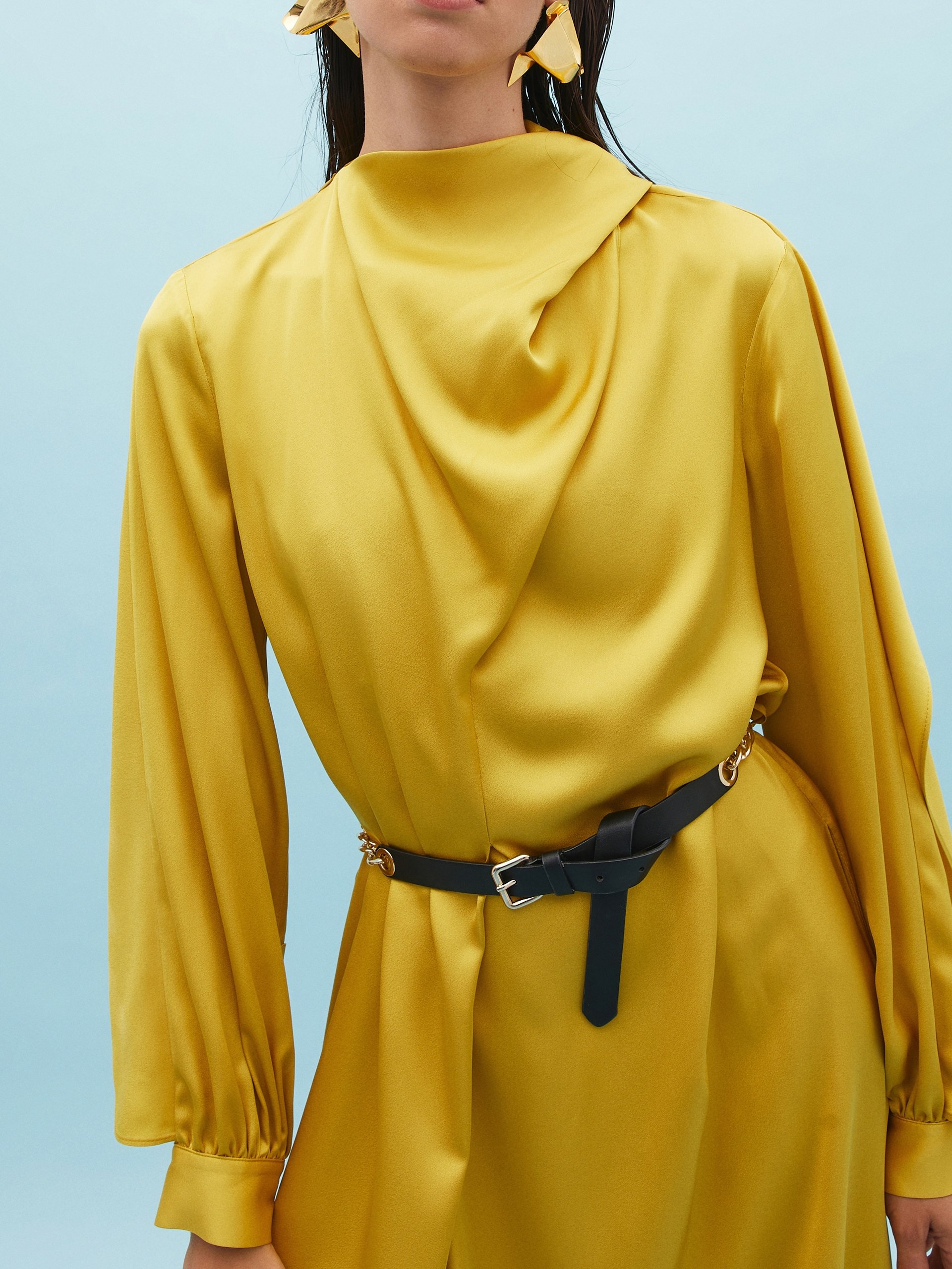 فستان لون خردلي مع حزام وياقة متدلية