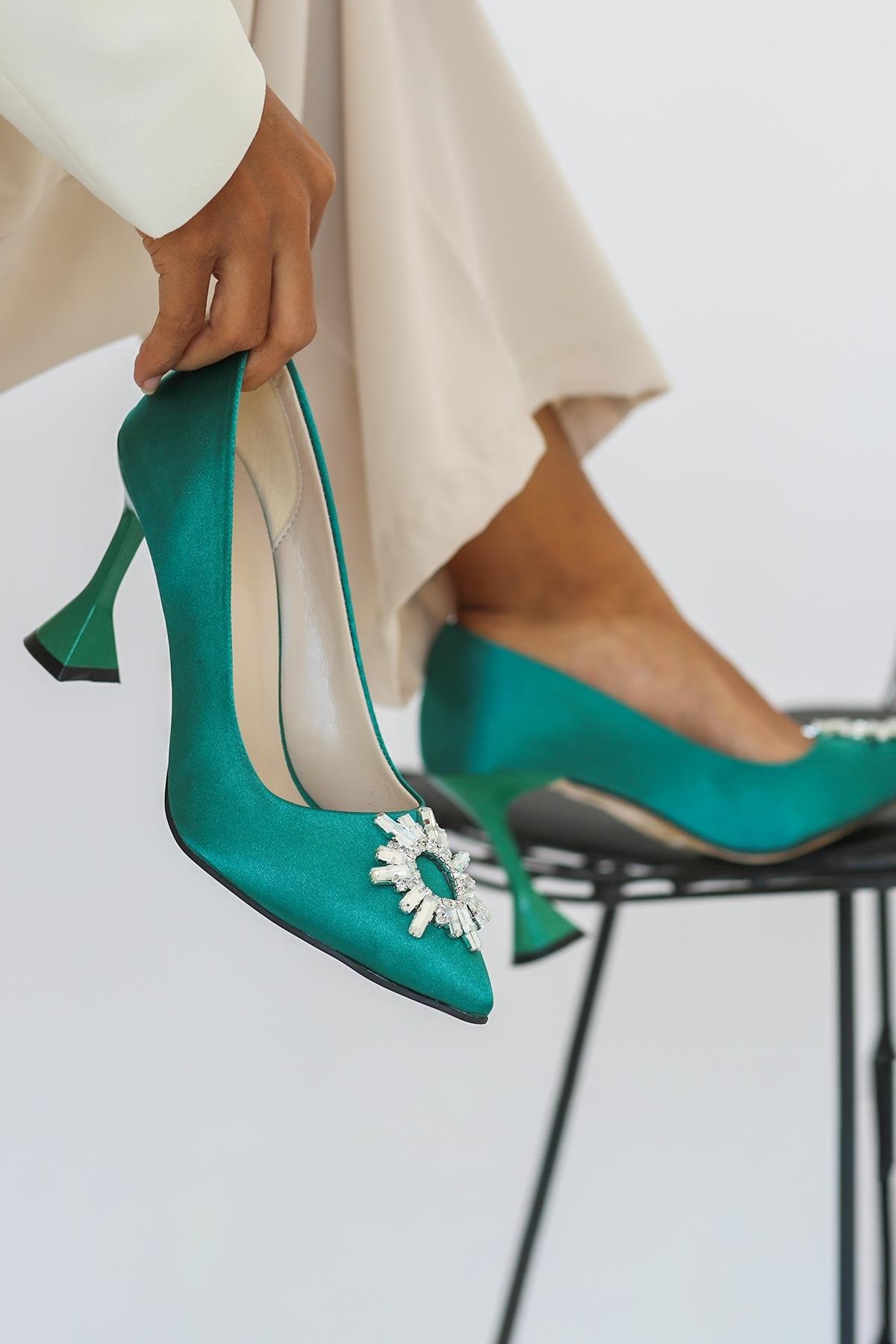 Elsa 8 Cm Topuklu Taş Detayli Sti̇letto Topuklu Ayakkabi Yesl.saten - Still  Durağı