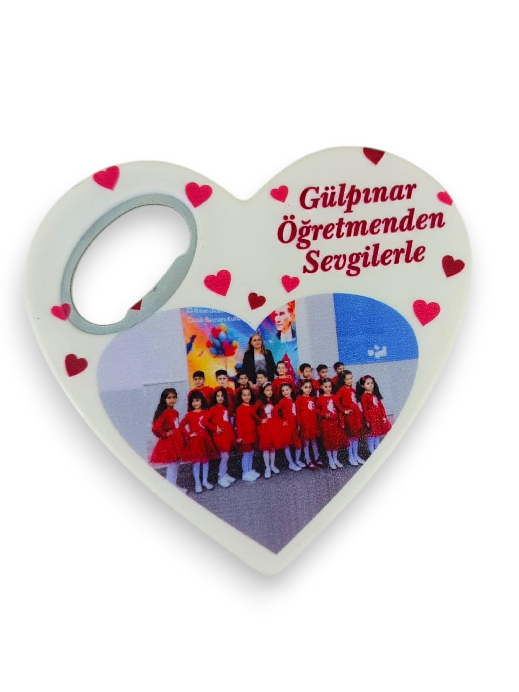 Okulekspres Kişiye Özel Şişe Açacaklı Kalpli Magnet – UV Baskılı Buzdolabı Süsü & Açacak Hediyelik Şişe Açma Aparatı Magnet 
