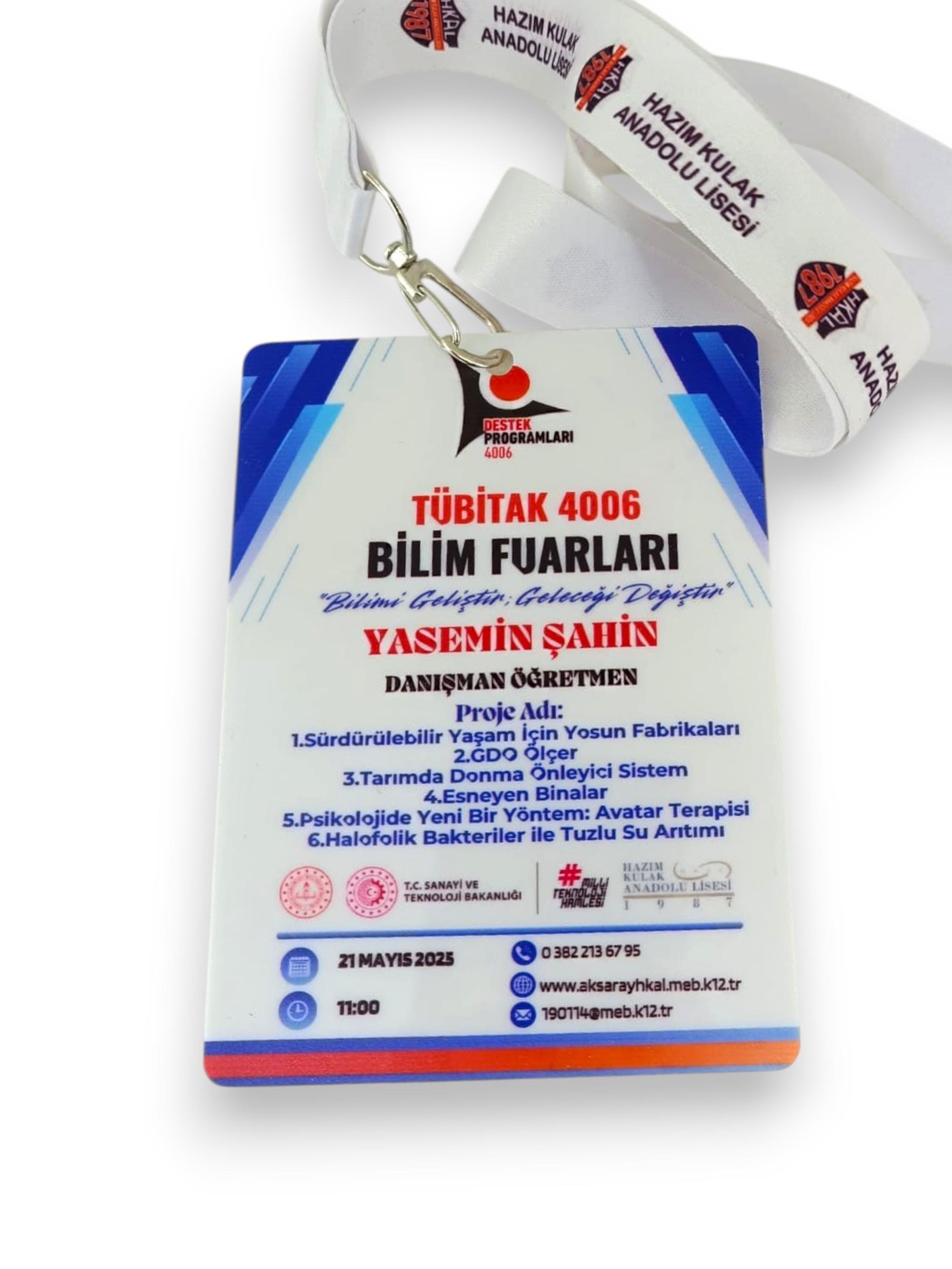 Okulekspres İpli UV Baskılı Öğretmen Yaka Kartı –Bilim Fuarı Yaka Kartı -  8x12 cm Şeffaf Pet-G Kart | Dayanıklı ve Profesyonel Görünüm