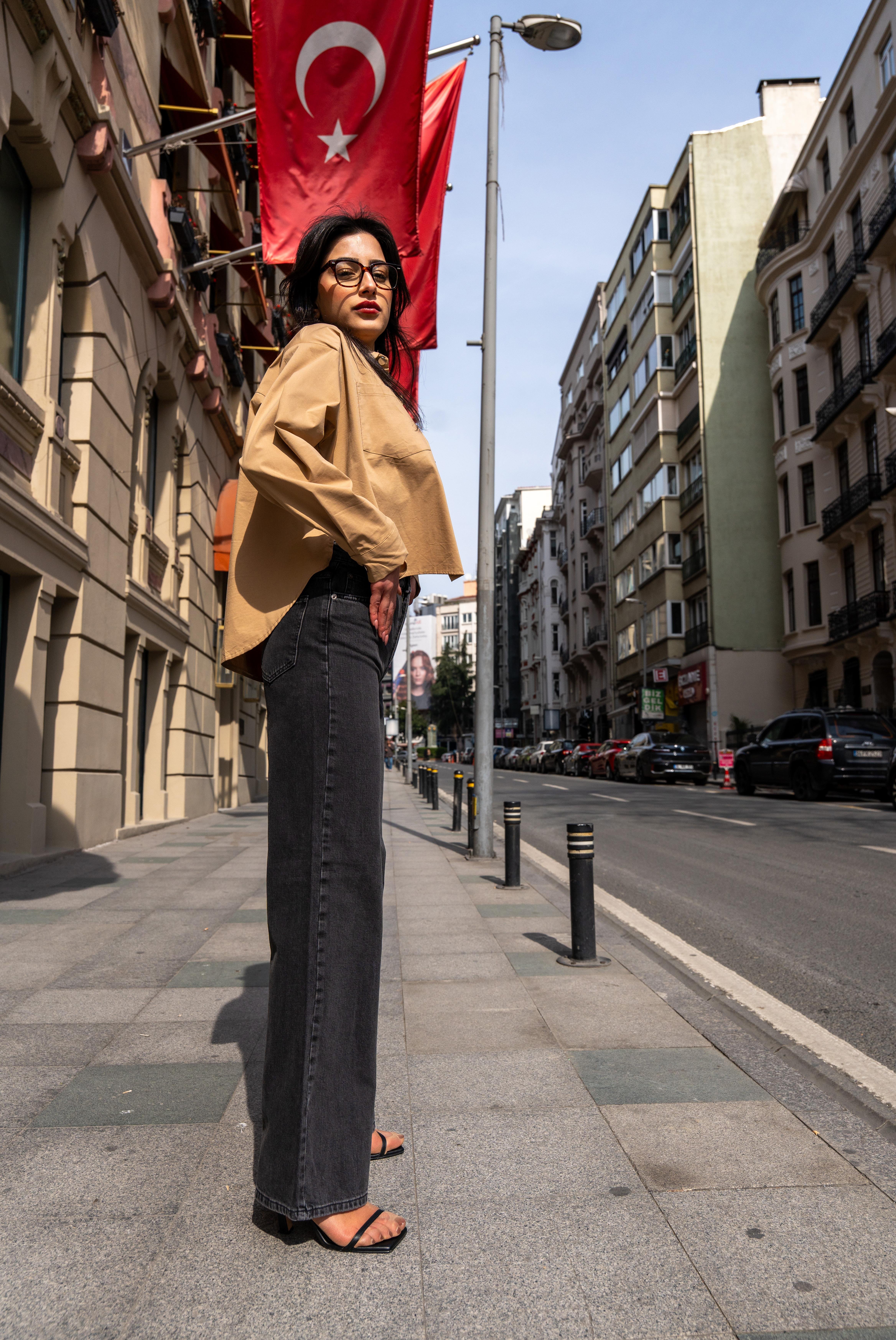 Kadın BB Yanı Yırtmaçlı Yabı Metal Düğmeli Gömlek