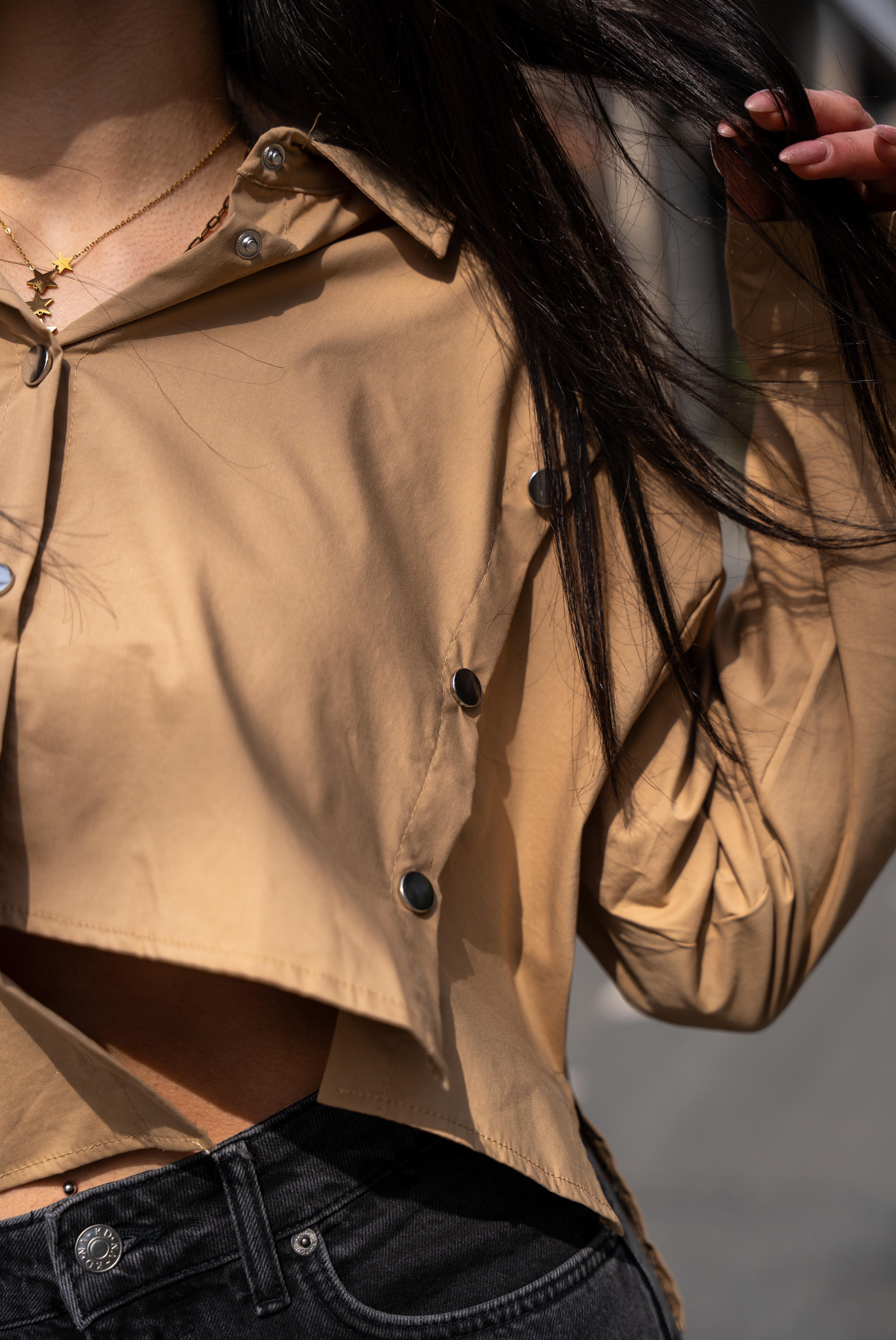 Kadın BB Yanı Yırtmaçlı Yabı Metal Düğmeli Gömlek