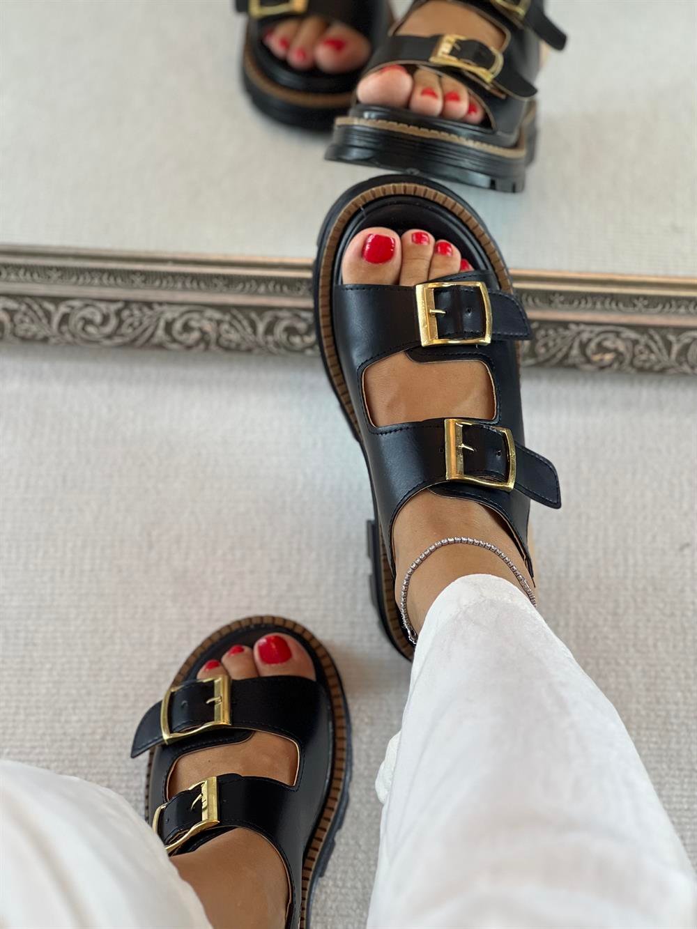 Soho Siyah Çift Bant Gold Toka Detaylı Kadın Sandalet