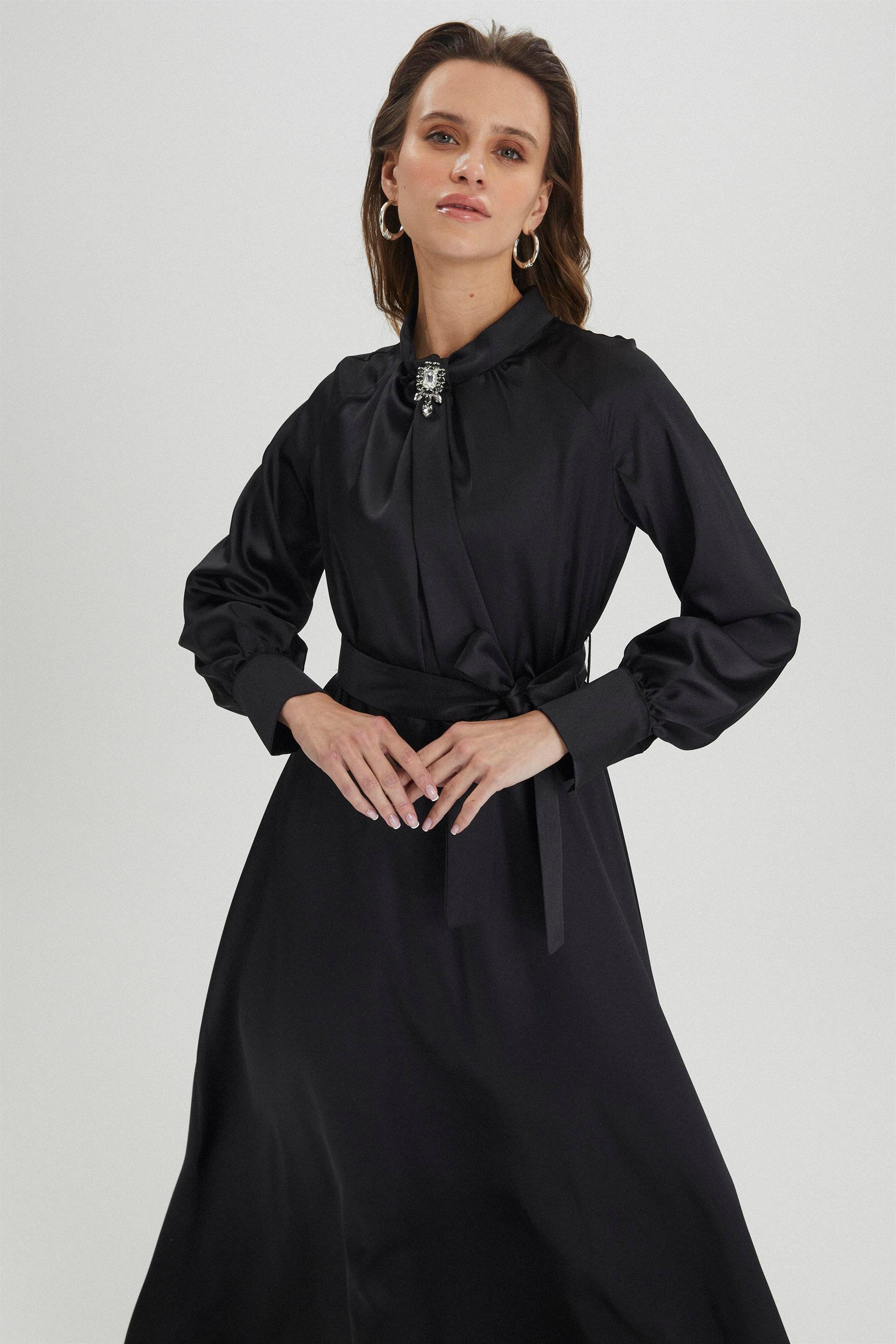 Zühre - Dik Yaka Düz Uzun Kollu Siyah Abiye Elbise E-0332