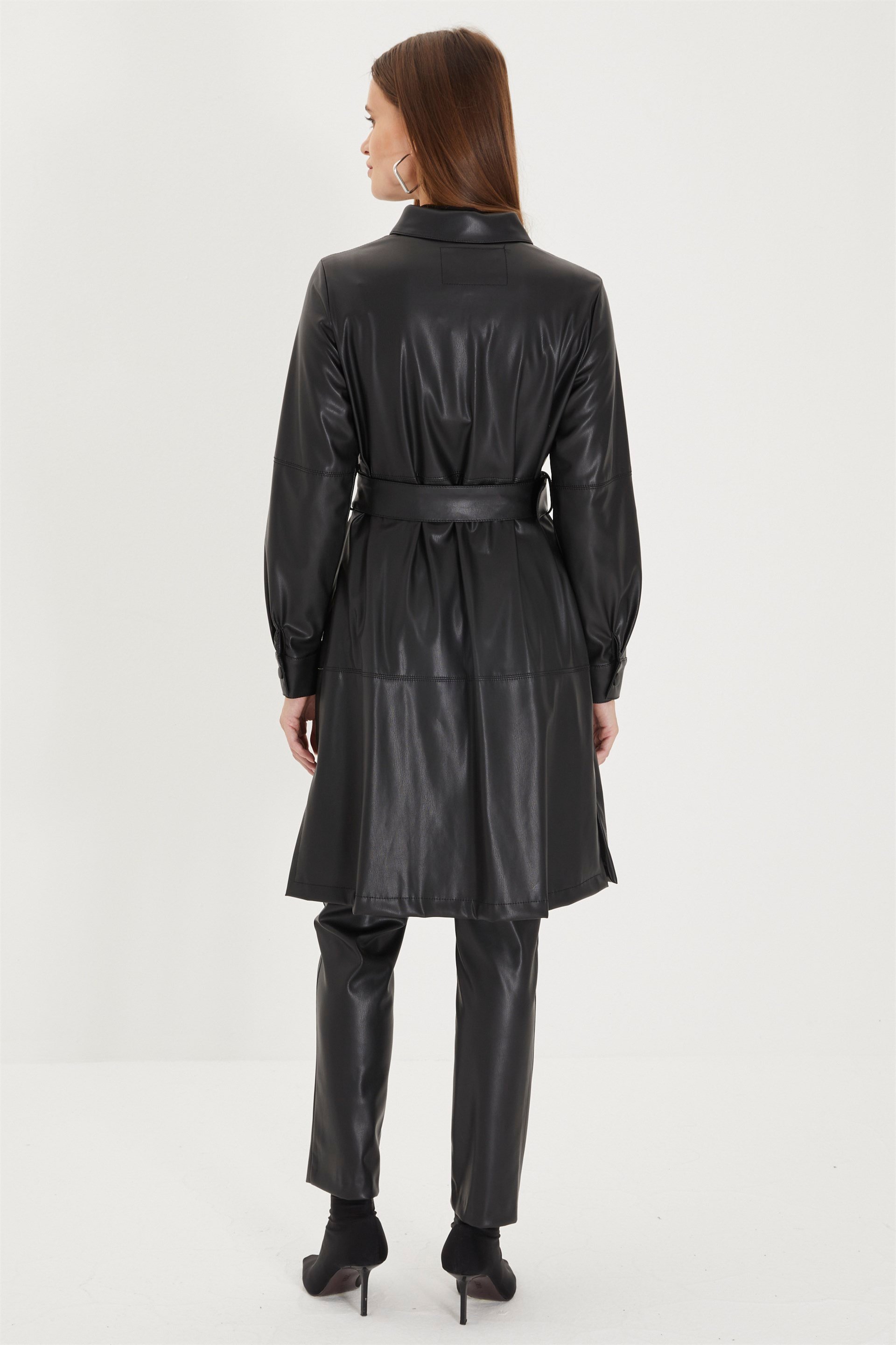 معطف جلد مع حزام لون أسود GÇ-0035
