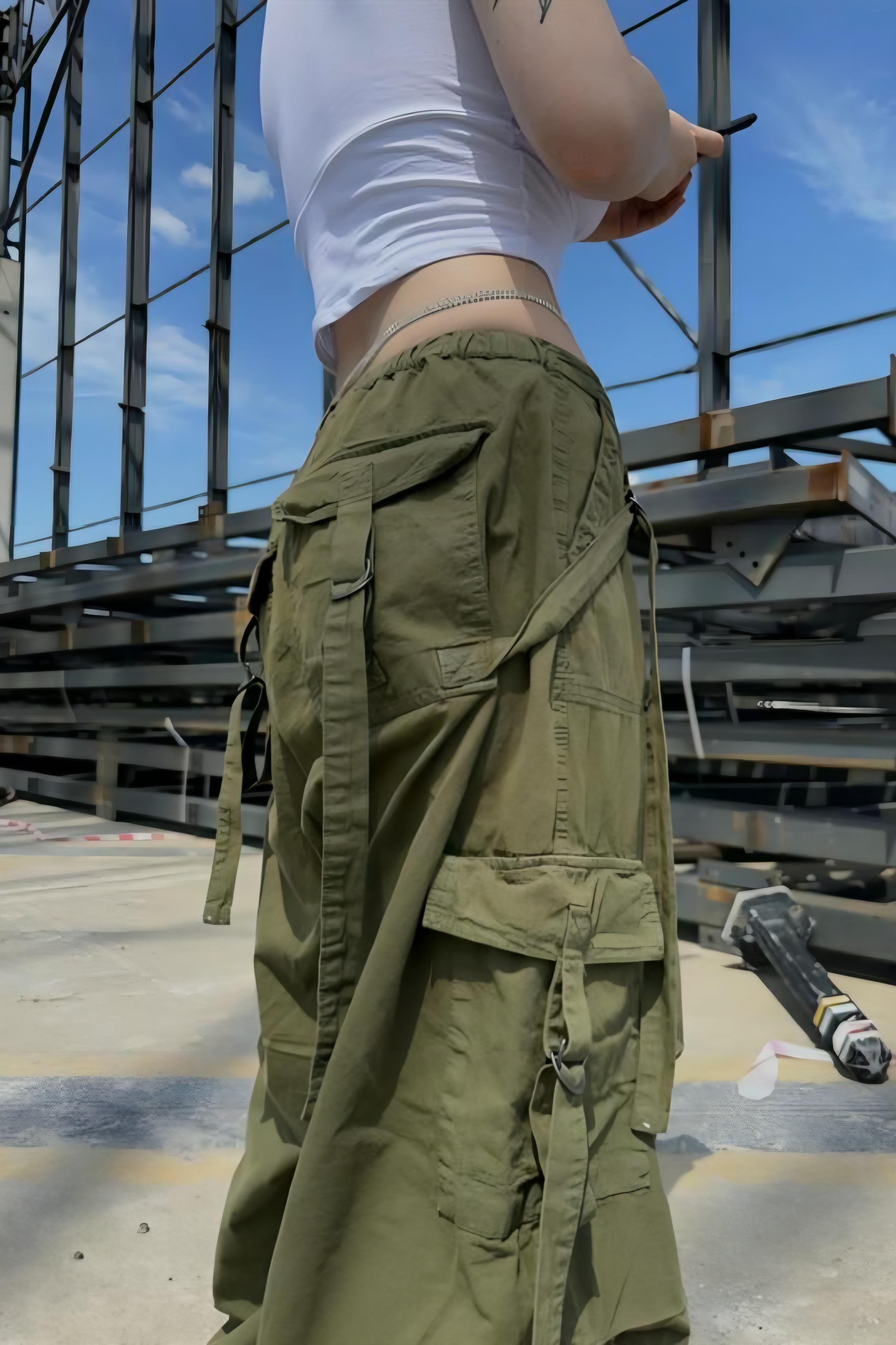 Stoperli-Tokalı Paraşüt Kargo Pantolon Ürününü Hemen İncele