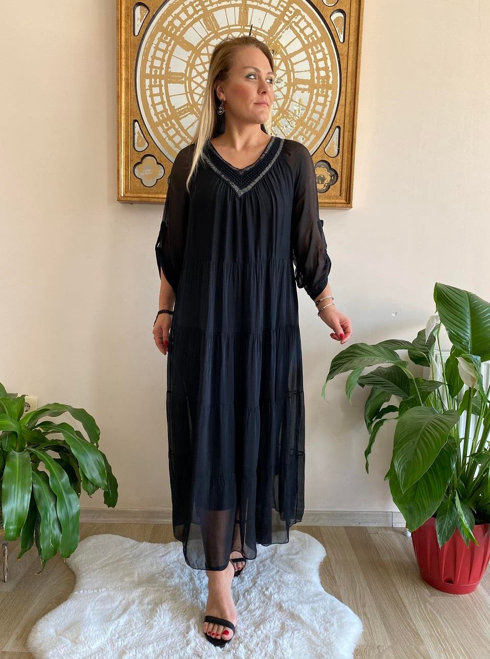 Siyah İtalyan V Yaka Pul Detaylı İpek Elbise