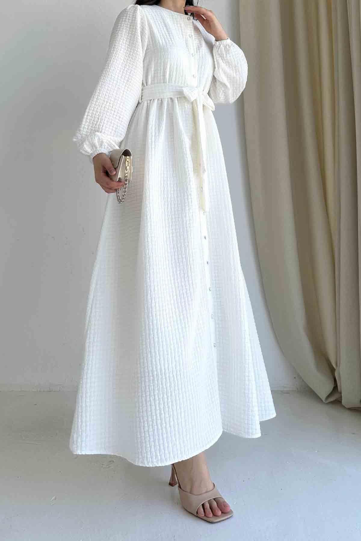 Kendiliğinden Kabartmalı Boydan Düğme Detaylı Beyaz Gofre Elbise