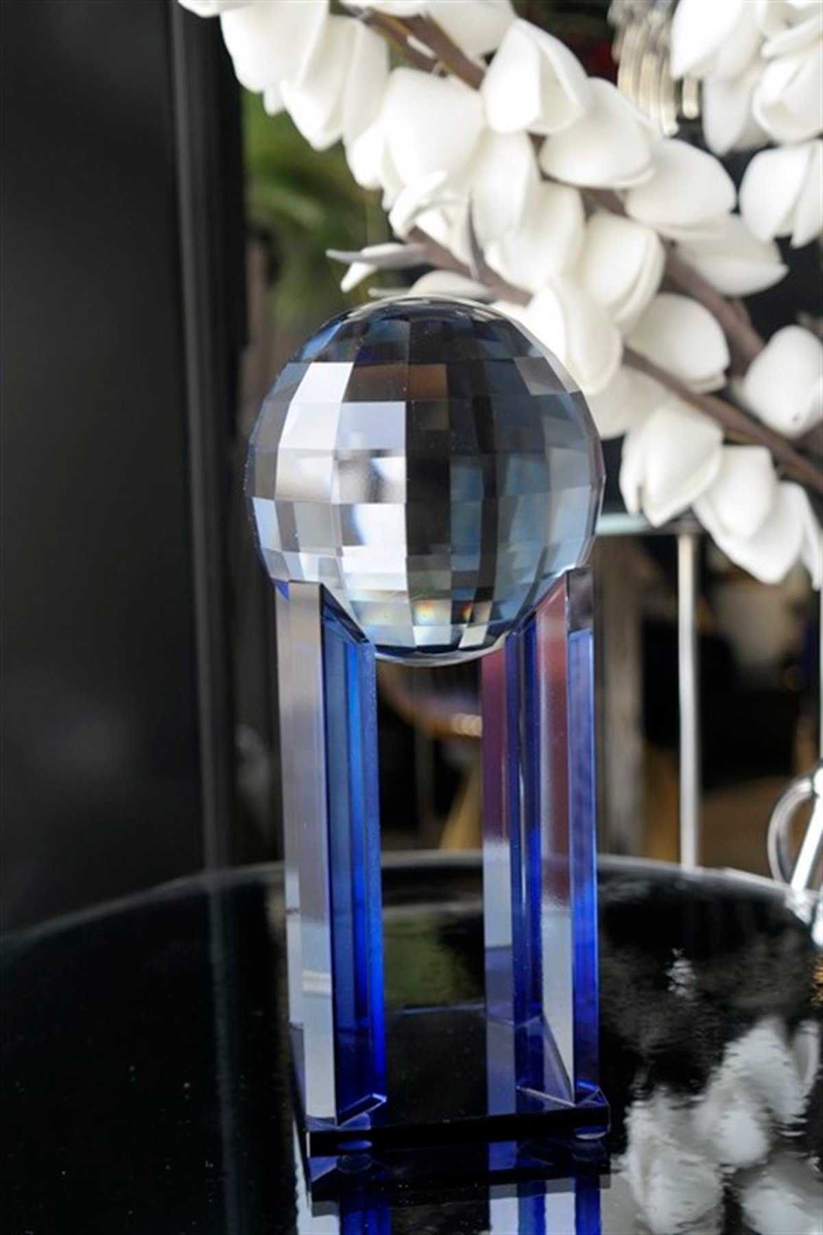 Mavi Kristal Cam Kaide Üzeri Küre Dekoratif Obje 23 Cm Fiyatları | Joy Home  Accessories