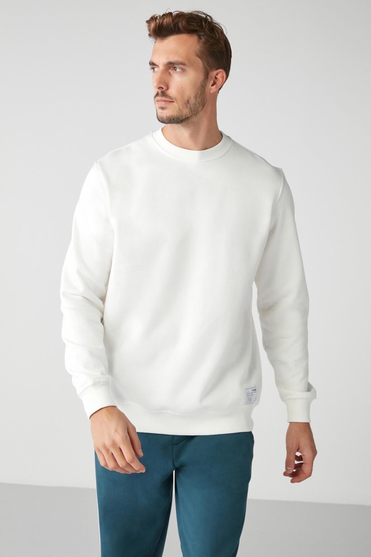 TRAVIS Erkek Yumuşacık Kumaşlı Regular Fit Yuvarlak Yakalı Beyaz