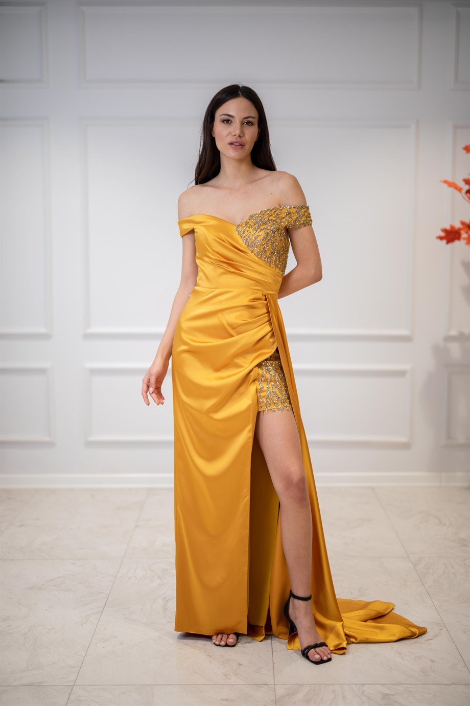 Kayık Yaka Taş İşlemeli Yırtmaçlı Saten Sarı Abiye Elbise - egelin