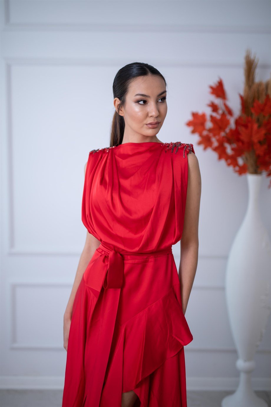 Omuz Detaylı Önü Kısa Arkası Uzun Saten Kırmızı Abiye Elbise - egelin