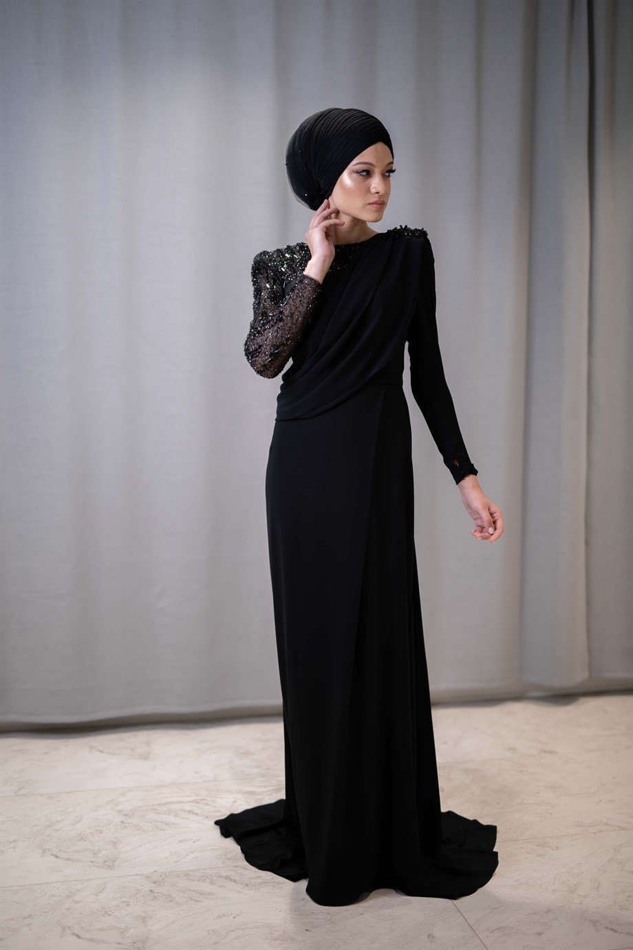 Tek Kol Transparan Taşlı Saten Siyah Tesettür Abiye Elbise - egelin