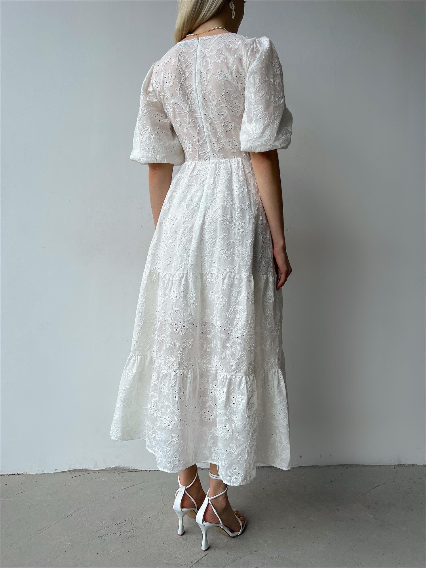 Önü Düğmeli Lastikli Yarım Kol Brode Kadın Beyaz Güpürlü elbise 23Y000208